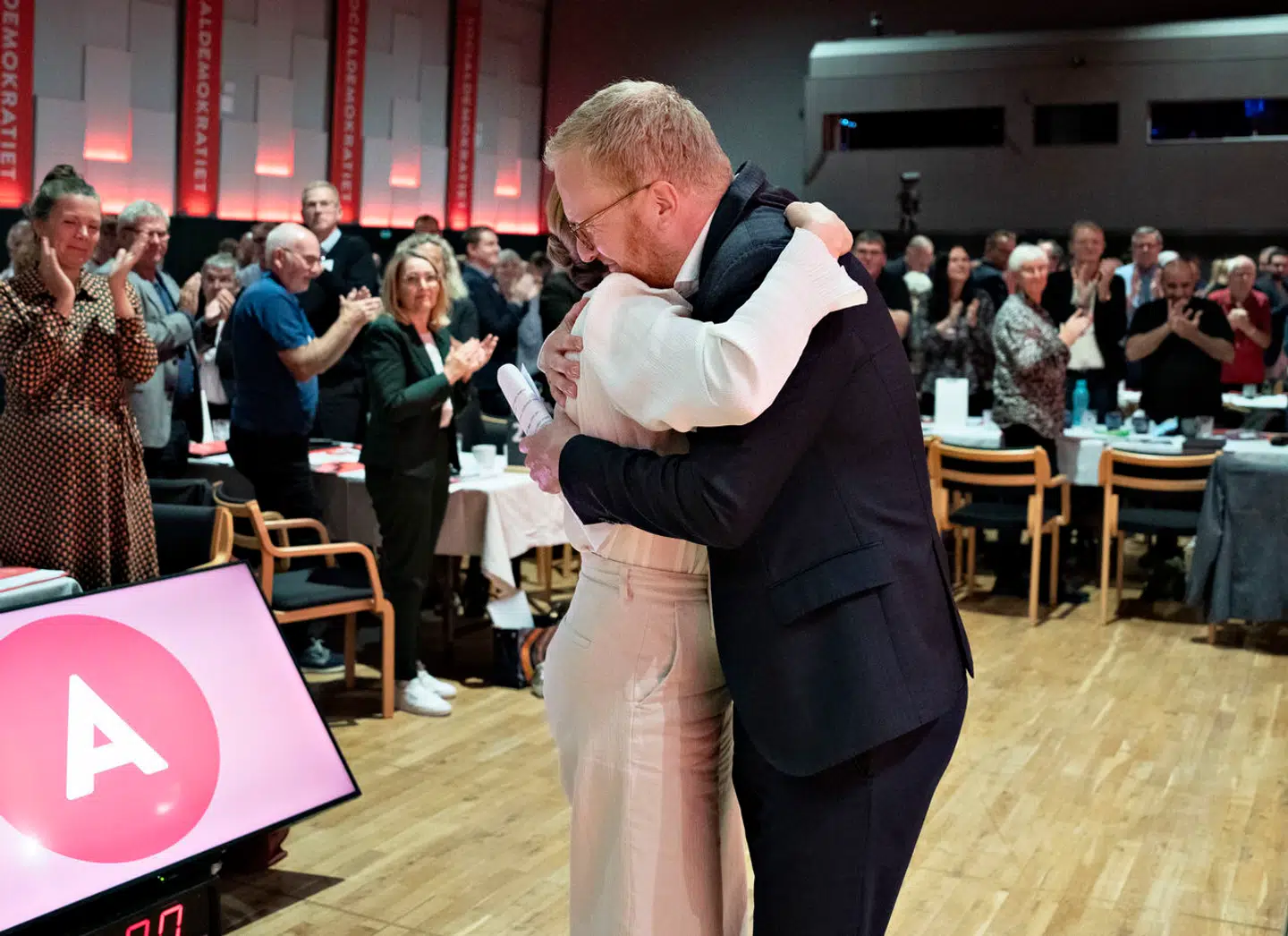 Mette Frederiksen krammer Morten Skov Christiansen i Aalborg (Foto: Henning Bagger/Ritzau Scanpix)