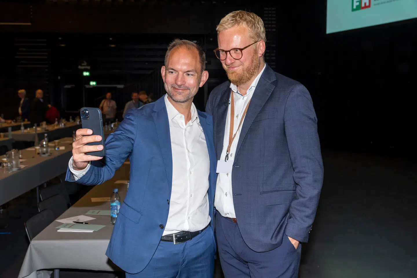 Skatteminister Jeppe Bruus tager en selfie med Morten Skov, da han blev valgt som ny formand ved FH's kongres 7. september 2023.