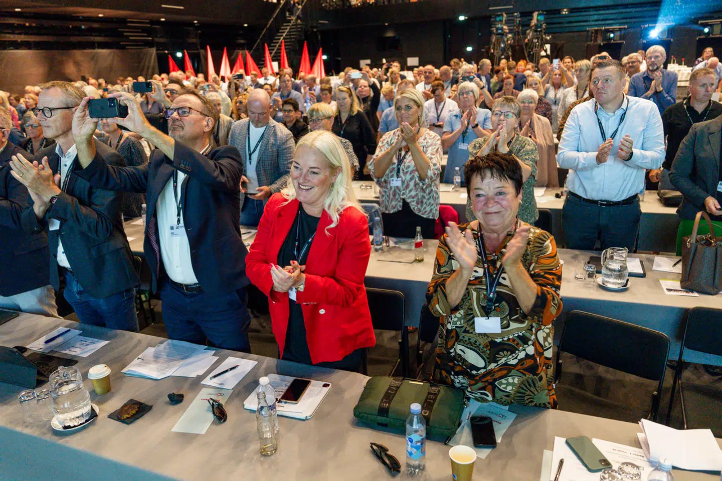 Stående klapsalver fra salen og de andre fagbevægelsers formænd ved FH's ekstraordinære kongres, hvor Morten Skov som 41-årig blev valgt som ny formand for hele FH.