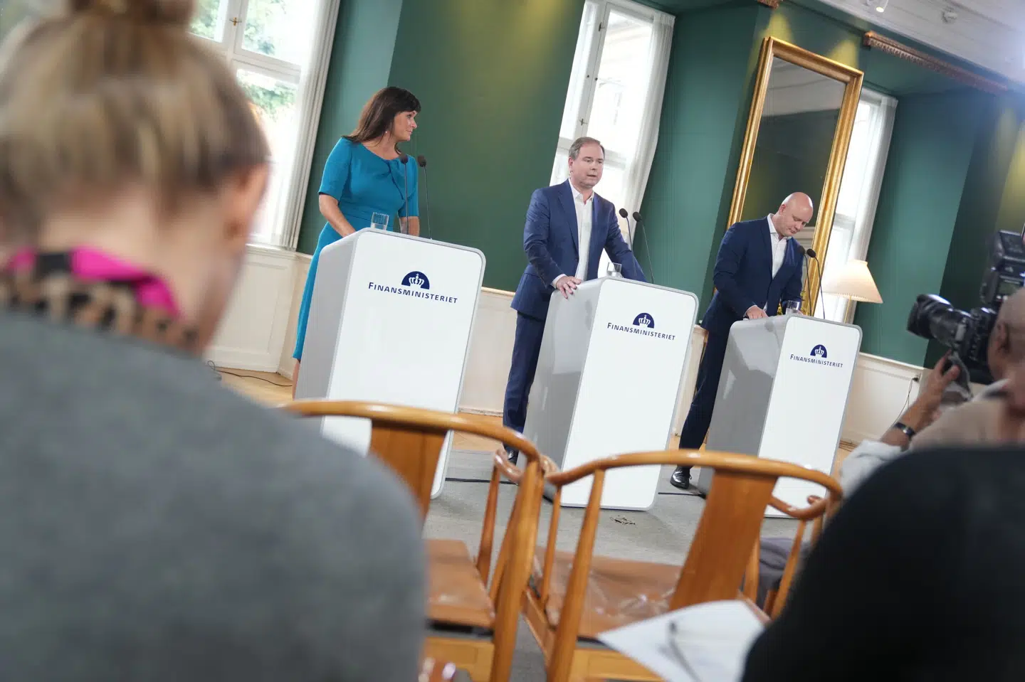 Regeringen afsætter tre milliarder kroner til lønløftet.