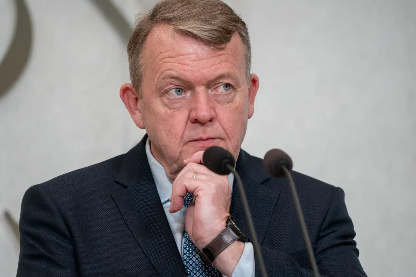 At indføre en top-topskat for at finansiere andre skattelettelser er et eksempel på, at SVM-regeringen tænker anderledes, fremhævede udenrigsminister Lars Løkke Rasmussen (S), da regeringsgrundlaget blev præsenteret i december.