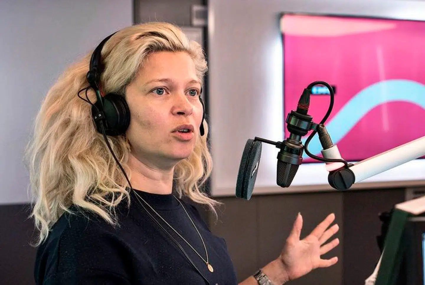 Sara Bro er vært på DR-radioprogrammet 'Sara & Monopolet'.