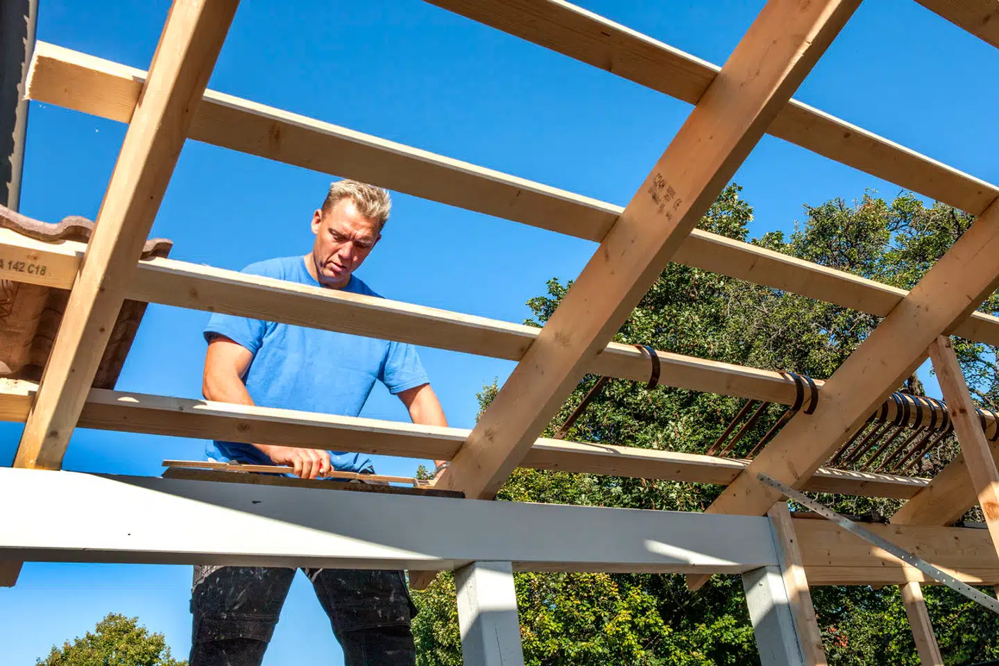 I valgkampen tilbage i 2019 havde daværende Venstre-statsminister Lars Løkke Rasmussen et stort slagnummer med en seniorpension, der skal hjælpe nedslidte. Nye tal viser, hvor populær ordningen er blevet. Topforsker er overrasket.