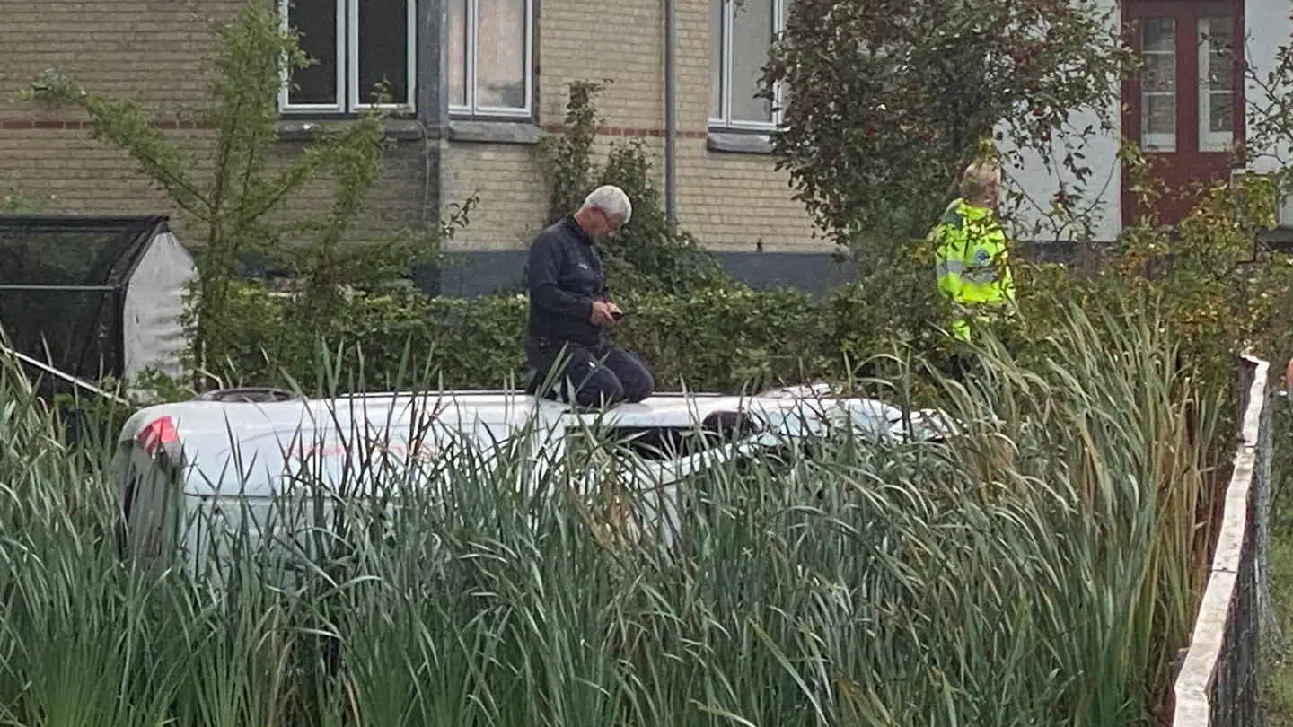 Brandvæsenet er blandt ankommet til stedet og har set nærmere på bilen.