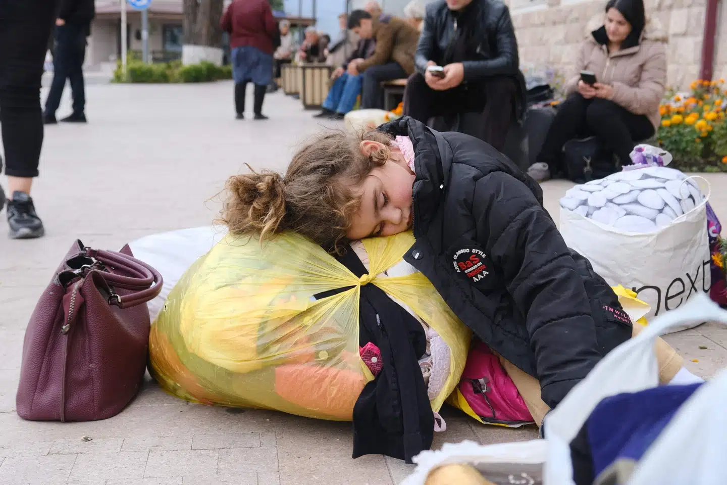 En pige sover på gaden i byen Stepanakert, mens et stort antal etniske armeniere forlader det omstridte område Nagorno-Karabakh.