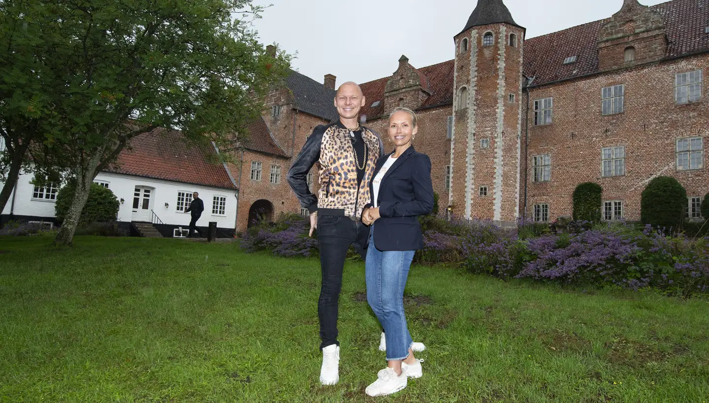 Her ses Jim Lyngvild og Trine Jepsen foran Harridslevgaard Slot, som de var i færd med at købe.