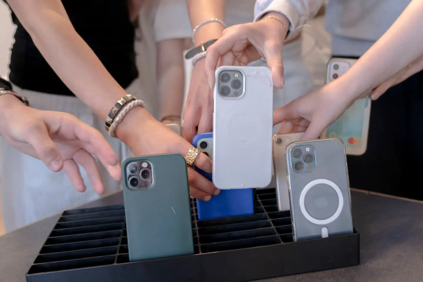 »Det er på hjemmefronten og i børnenes fritid, at det største slag skal slås, for det er her, mobilerne fylder mest og har de største og mest omsiggribende konsekvenser,« skriver Thomas Skovbo.