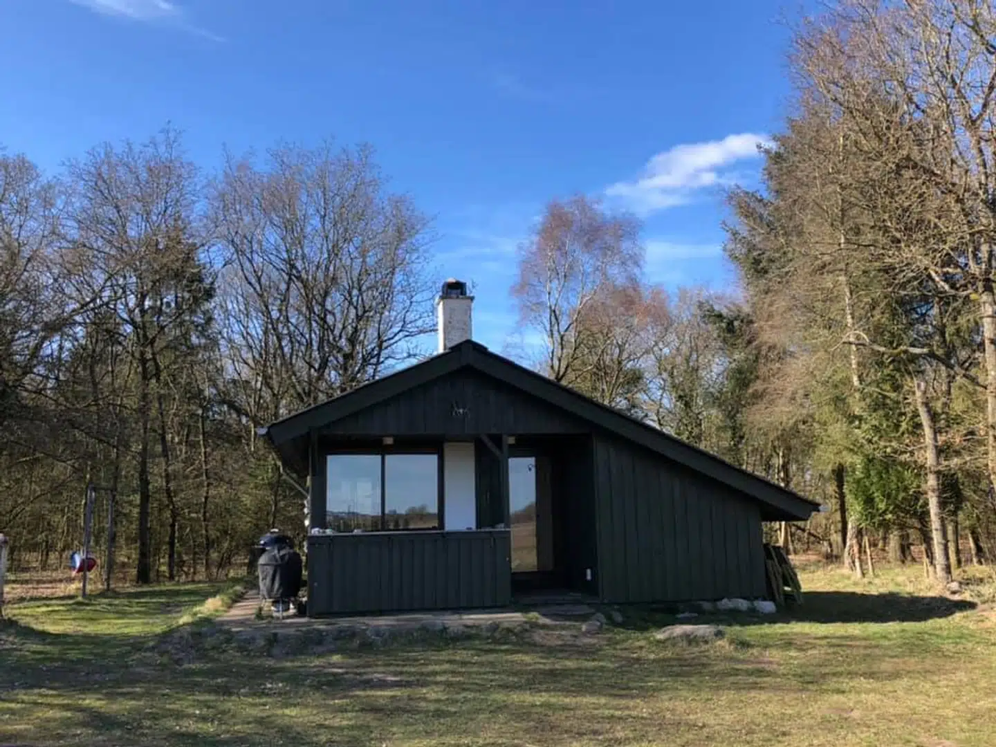 Det lille sommerhus på Egholm blev bygget i 1982 med en særtilladelse fra kommunen. Før det havde der ligget et andet lille sommerhus, som Christian Rold Kristensens far havde bygget i 1950erne.