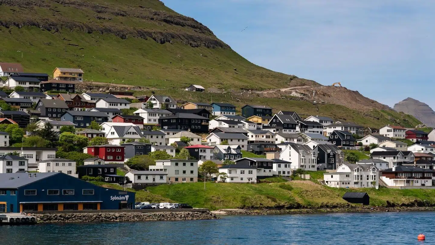 Der bor cirka 5.000 indbyggere i den lille by Klaksvik. Man spiller hjemmekampene i Europa i Torshavn på det nationale stadion. Her er der plads til 6.500 tilskuere.