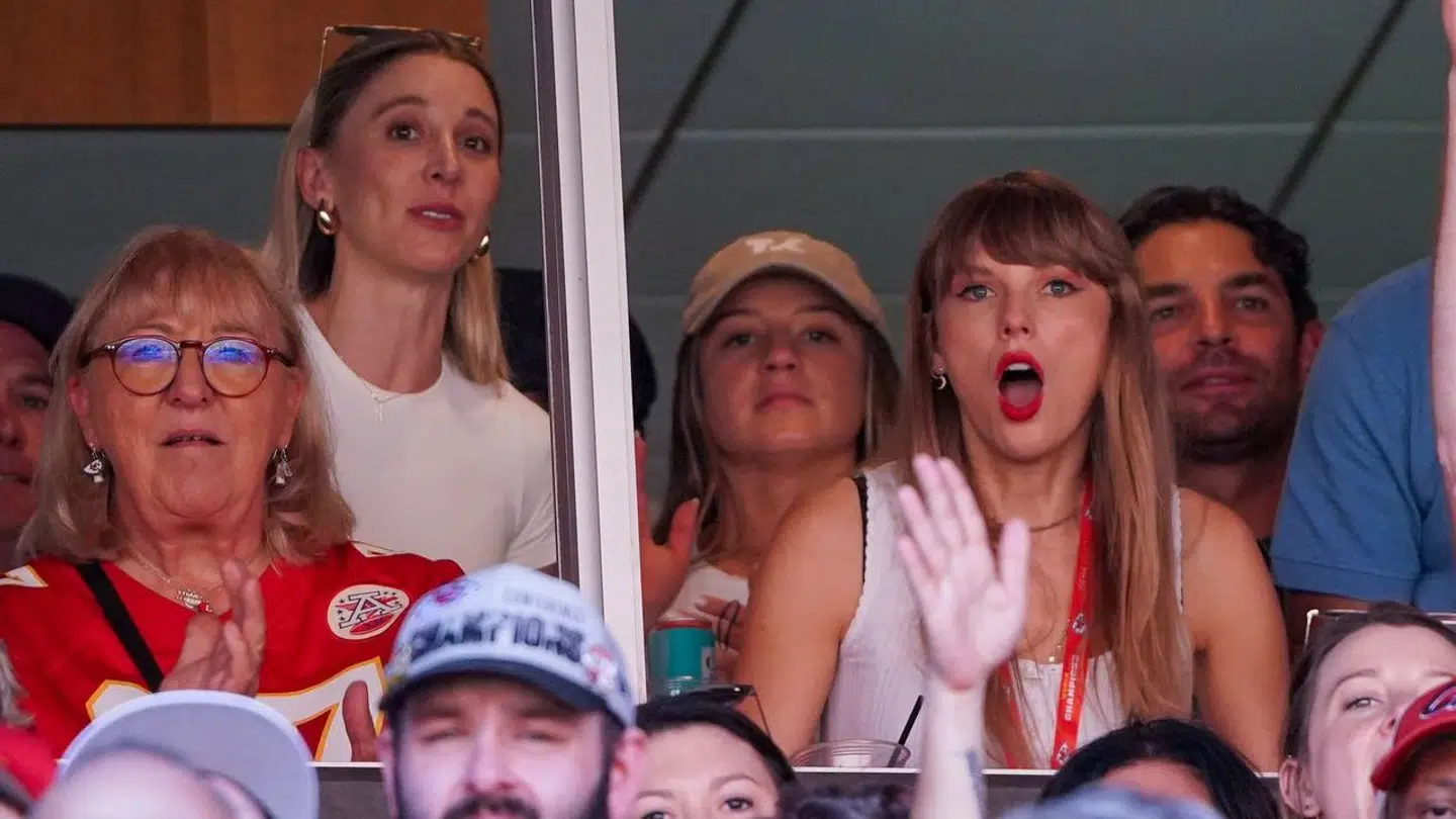 Taylor Swift ser kampen sammen med Travis Kelces mor. Travis Kelce scorede touchdown til kampen. September 24, 2023 i Kansas City, Missouri, USA.