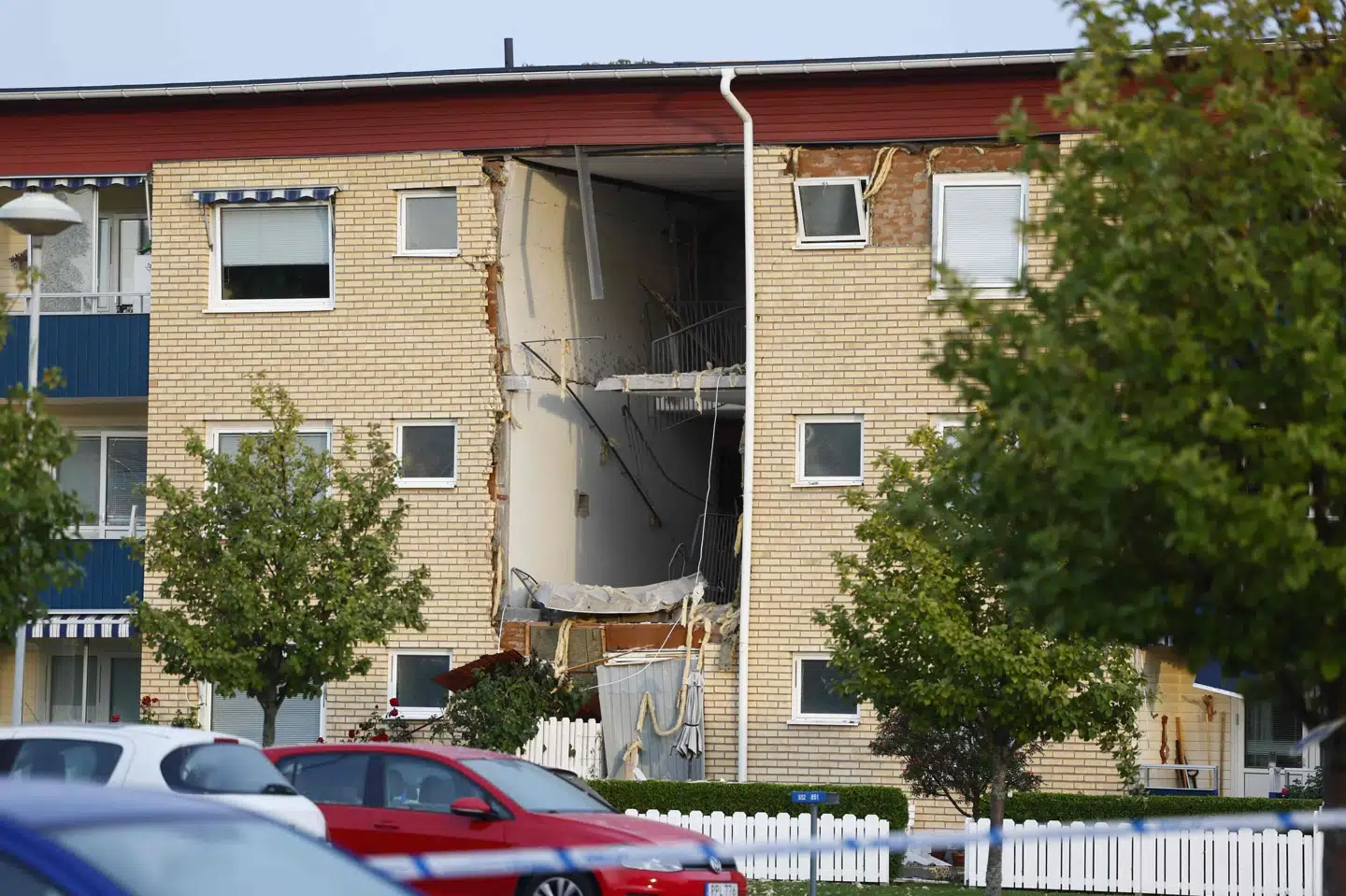 Store skader på hus ses efter eksplosion i Linköping.