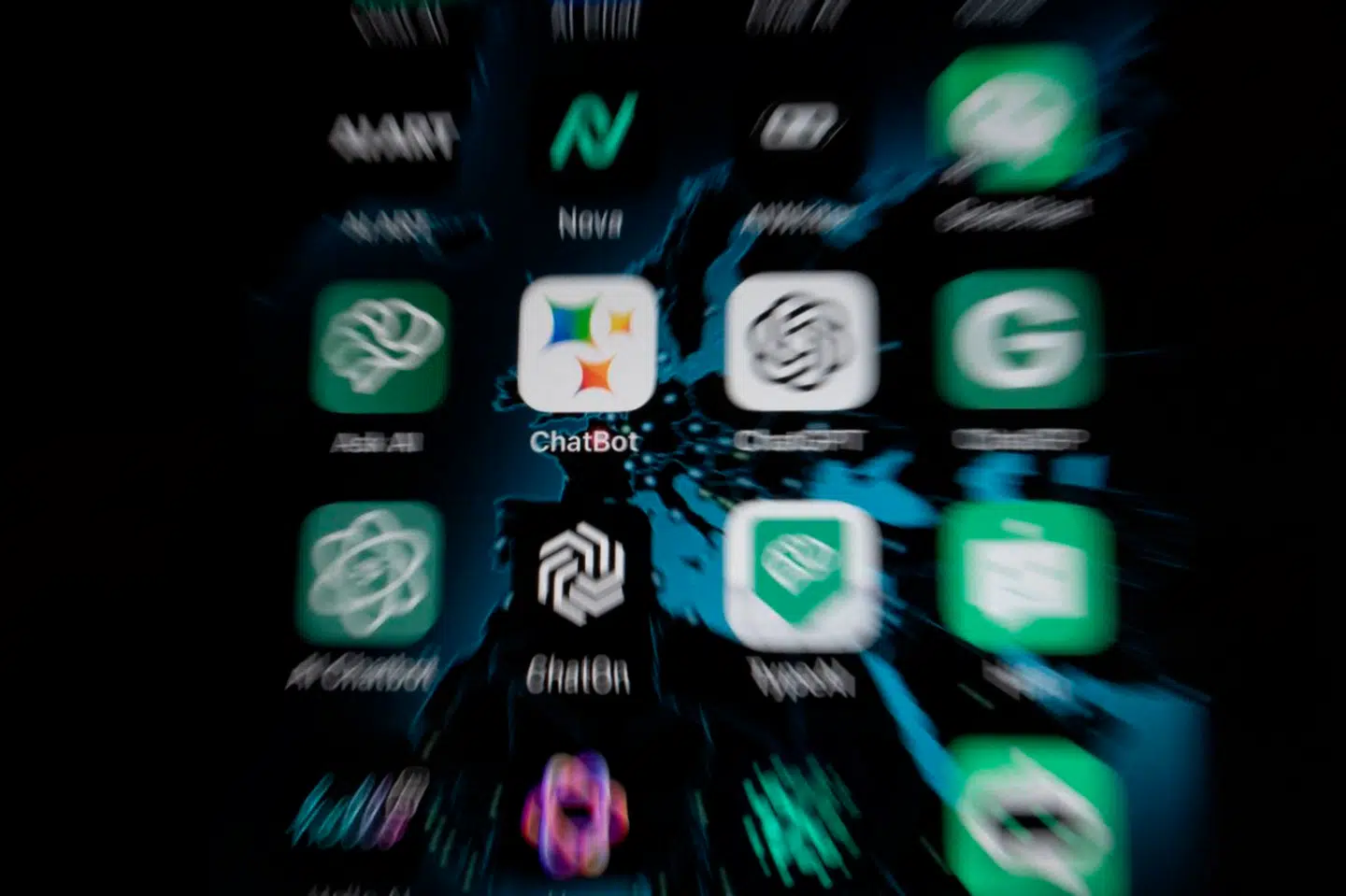 Der findes masser af værktøjer, som bruger kunstig intelligens til at skabe tekster, musik og billeder. De er trænet op ved hjælp af eksisterende tekster, musiknumre og billeder, og dermed risikerer brugerne at få en sag på halsen for krænkelse af ophavsretten.