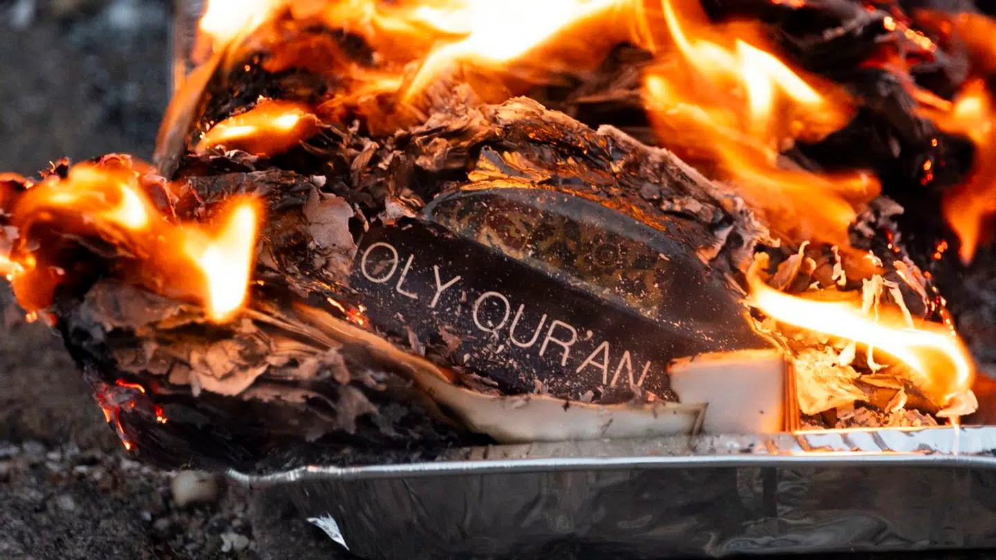 Ifølge en opgørelse fra Altinget.dk er fem partier i øjeblikket for koranafbrændinger - heriblandt de tre regeringspartier, mens syv partier er imod.