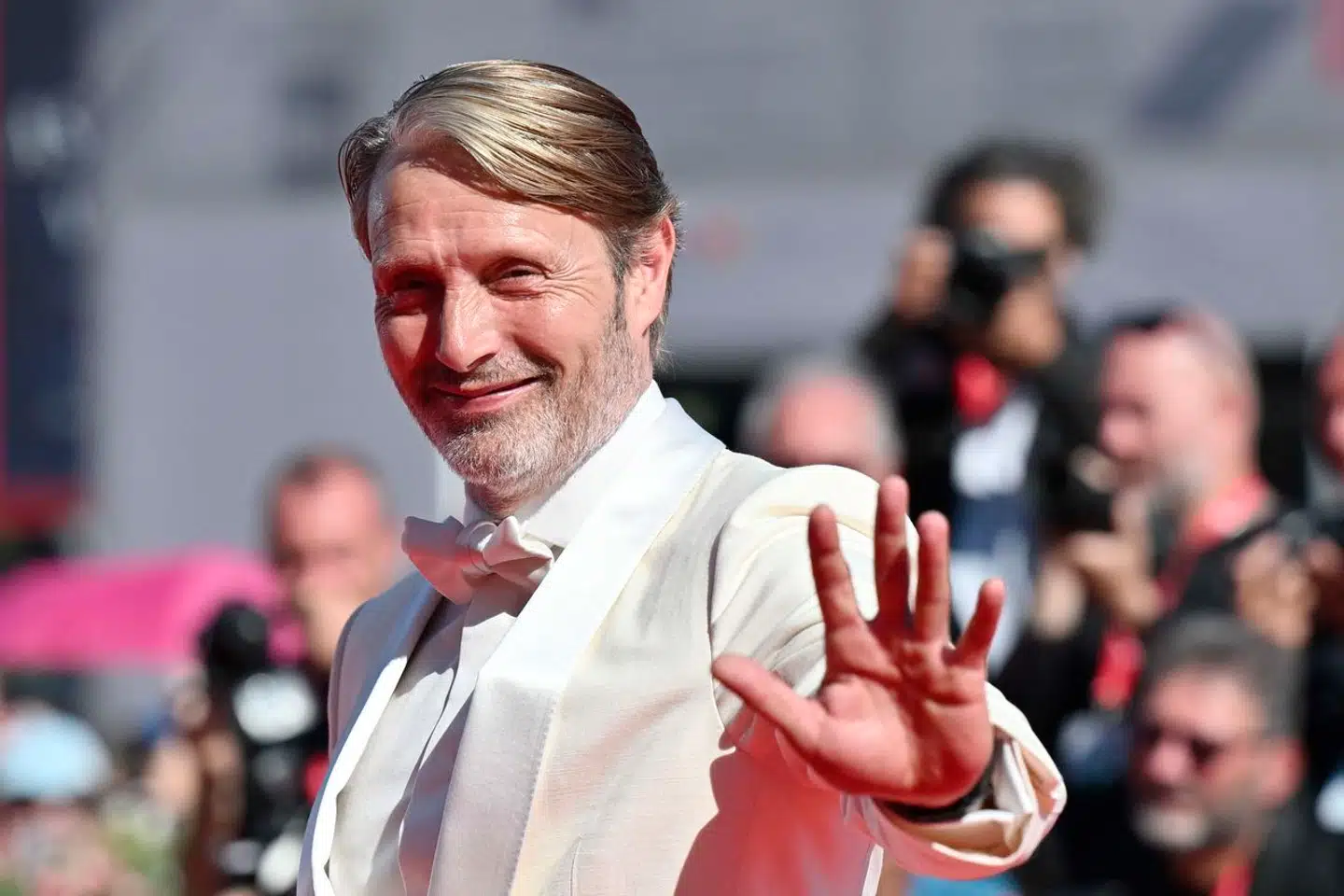 »Bastarden« (der bærer den engelske titel »The Promised Land«, havde premiere ved filmfestivalen i Venedig, hvor filmens stjerne præsenterer sig på den røde løber. Nu er han et skridt tættere på at gøre det samme i Hollywood. (Photo by Tiziana FABI / AFP)