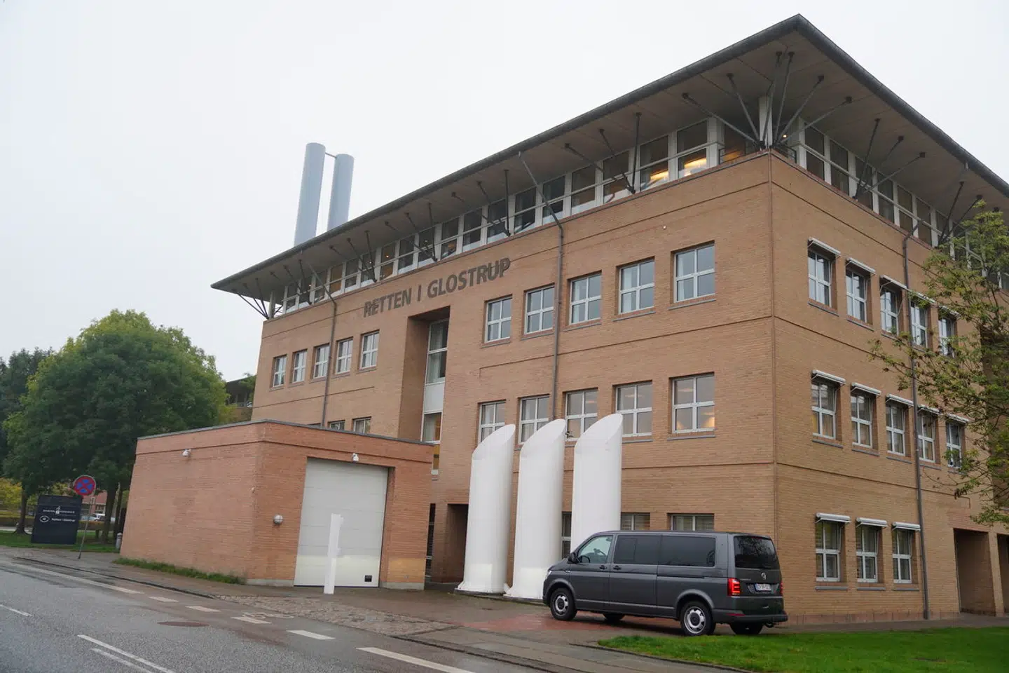 Den grådkvalte kvinde fortalte om sit snærende ægteskab i byretten i Glostrup, hvor manden er tiltalt. Arkivfoto.