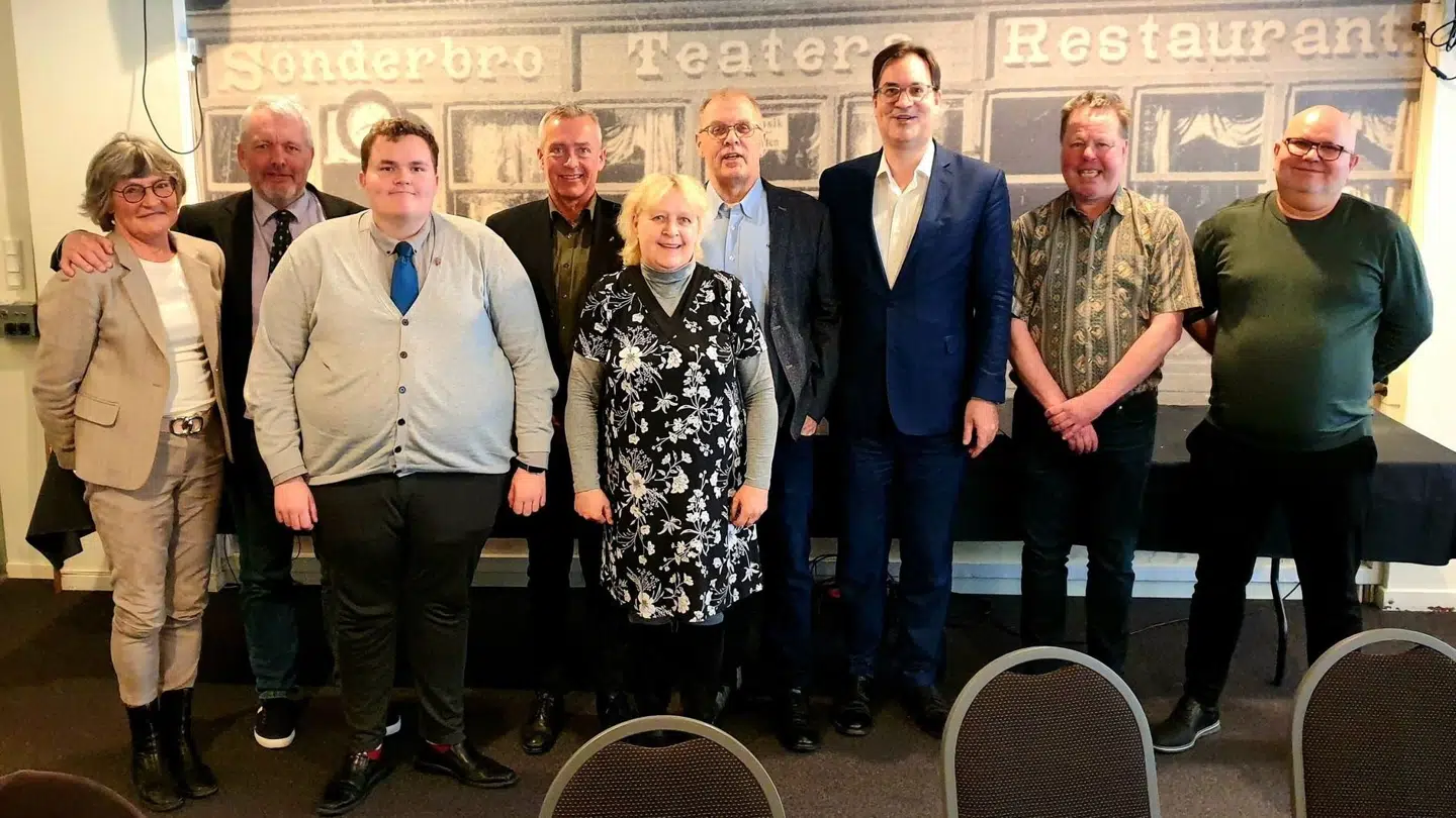 Lokalbestyrelsen i Nye Borgerliges lokalforening i København, som den så ud i marts måned. Nis Otto Kristensen står i midten, Per Mejlholm til venstre for ham og Emil West forrest i billedet ved siden af.