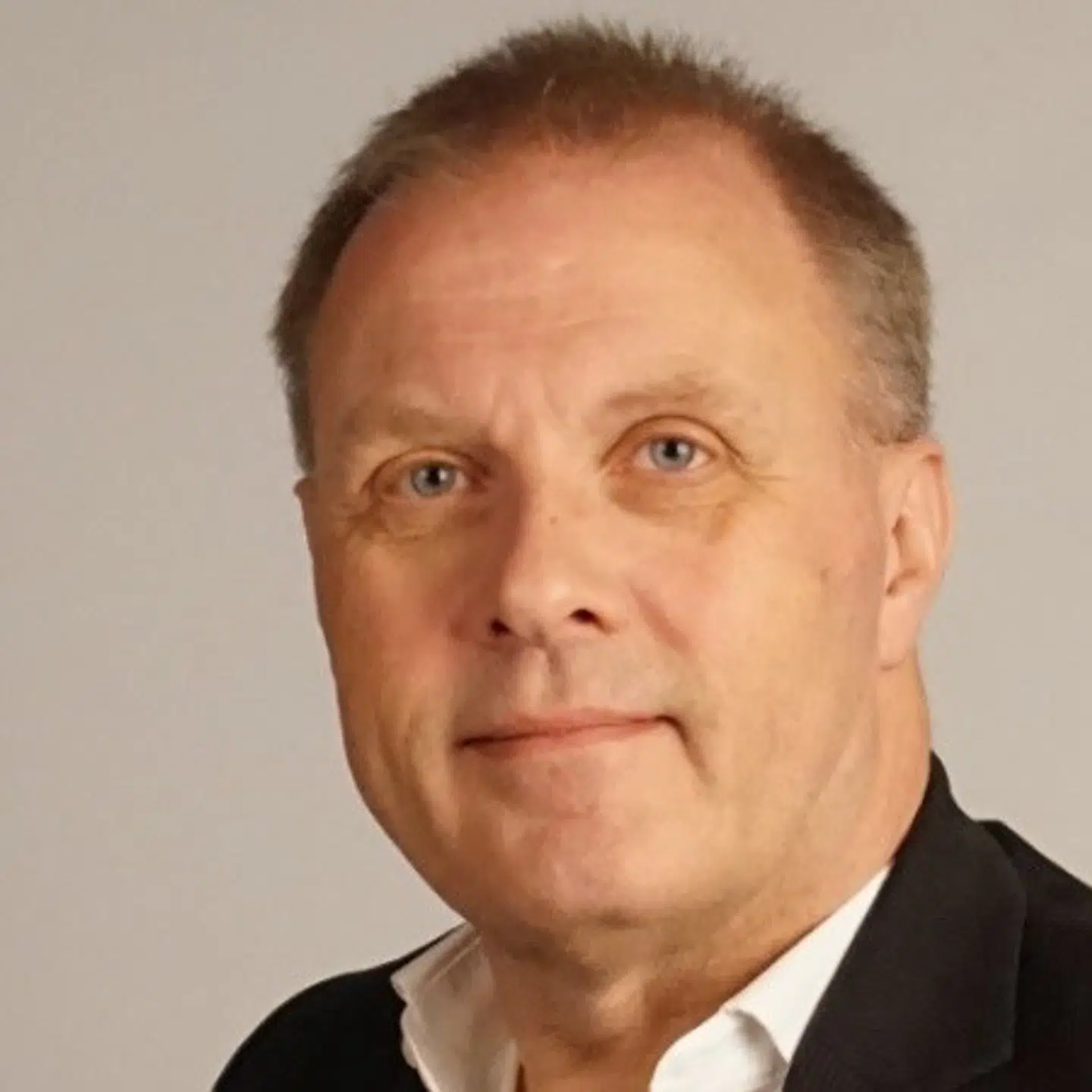 Nis Otto Kristensen, formand for Nye Borgerliges lokalafdeling i København, forklarer på en lydoptagelse at han vil "slå alle tænderne ud af munden" på en tidligere partifælle.