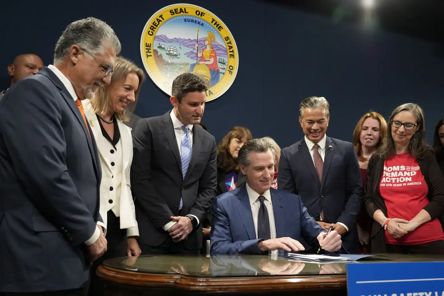 Den demokratiske Gavin Newsom underskrev tirsdag en lov om dobbeltbeskatning på skydevåben og ammunition.