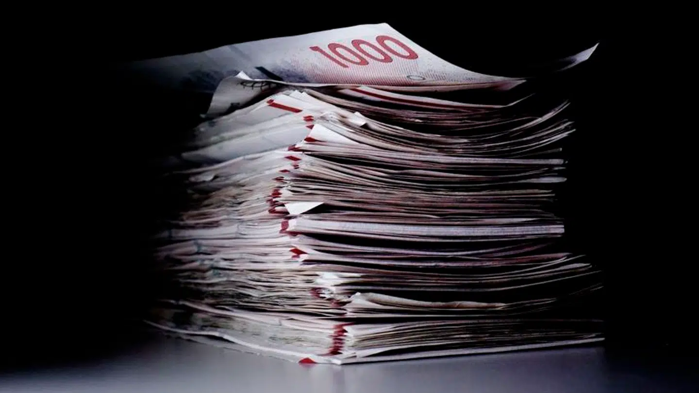 De største banker i Danmark vælter sig i penge. Stigende renter er hovedårsagen, men gebyrer fra coronatiden fortsætter og skæpper også godt i kassen.