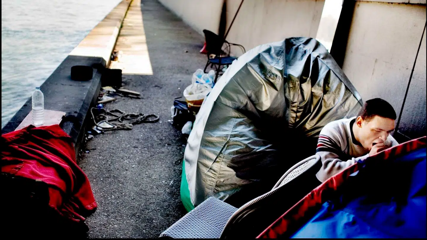 Hjemløse bor langs Seinen i Paris.