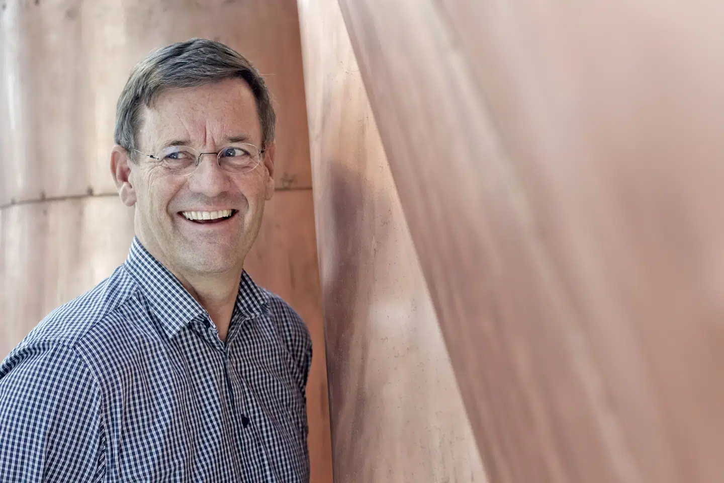 Karsten Ohrt har i sin 40 år lange karriere kommet omkring indtil flere bestyrelses- og topposter i den danske kunstverden. Her ses han foran en skulptur af Danh Vo i udstillingen We the People på Statens Museum for Kunst. (Arkivfoto).