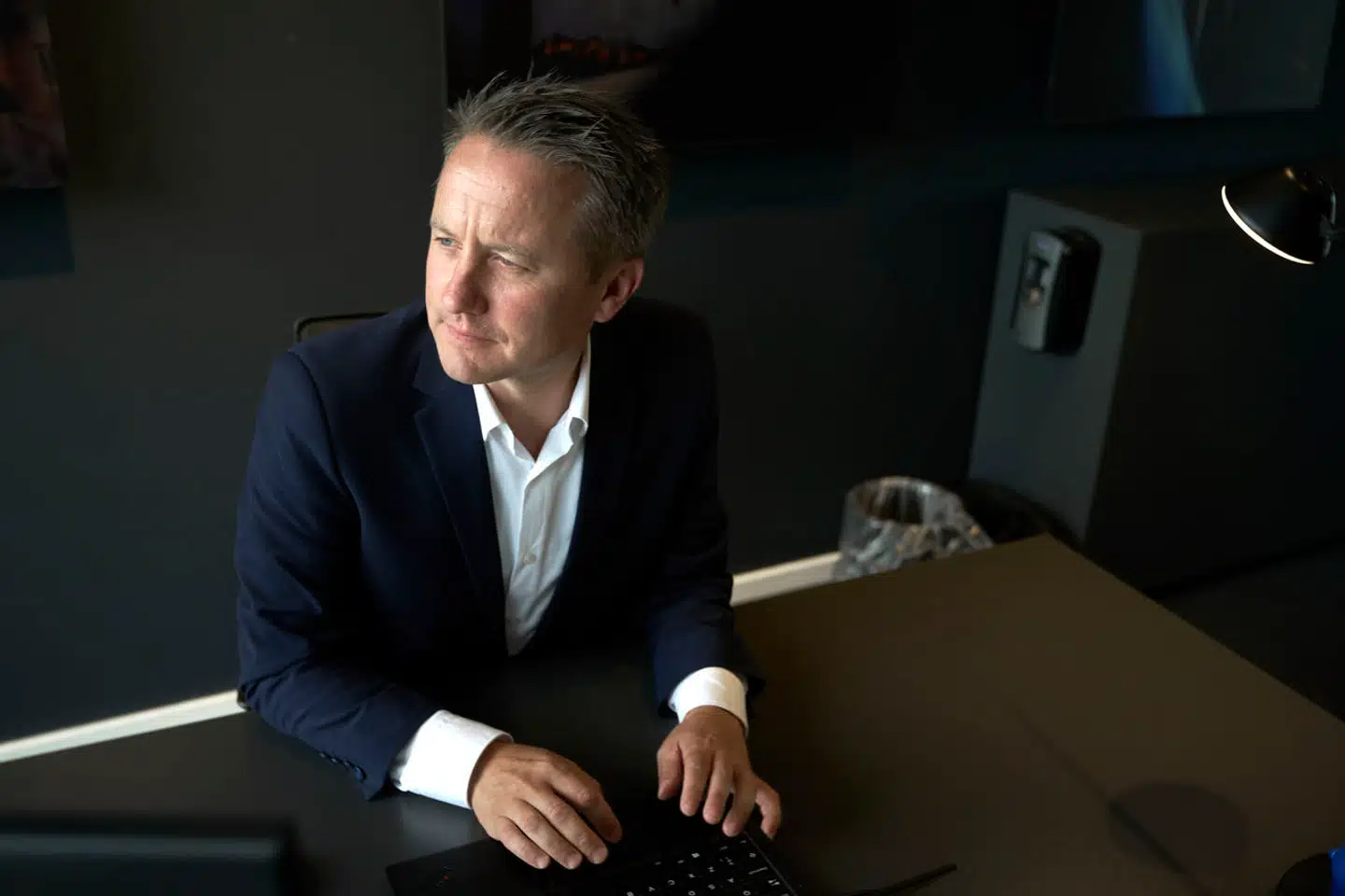 »Regeringens fokus på arbejdstimer er en forældet og kortsigtet løsning i en moderne æra, der kræver innovative og bæredygtige tilgange. I stedet for at forfølge mere arbejdstid, bør vi som nation undersøge alternative modeller,« skriver Jens Broch.