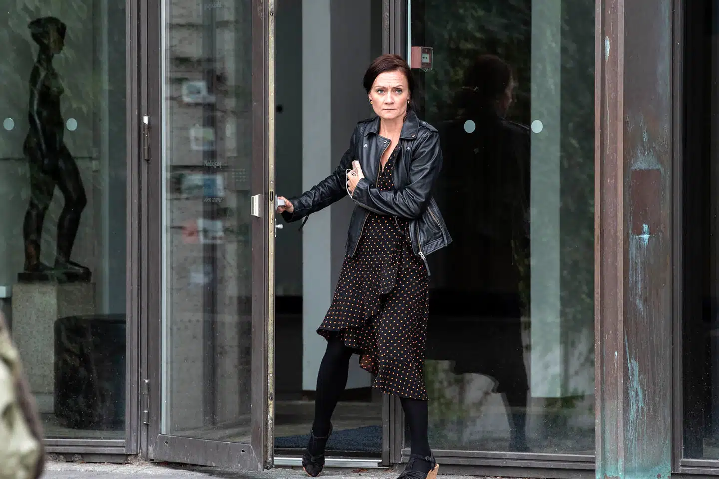 Det vækker undren, at regionsdirektør Annemarie Schou Zacho-Broe kom ud ad døren med så mange penge i godtgørelse, men det er helt efter bogen.