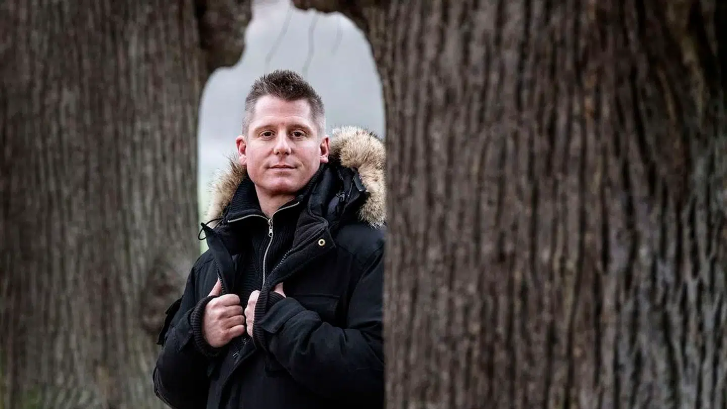 Robert Hansen er skuespiller. Han er også hjertepatient og bor til daglig i sin lejlighed på Frederiksberg, hvor han håber at kunne afsone sin voldsdom med fodlænke. Det var samme lejlighed, han begik de to voldsforhold mod sin ekskæreste Nynne Larsen.