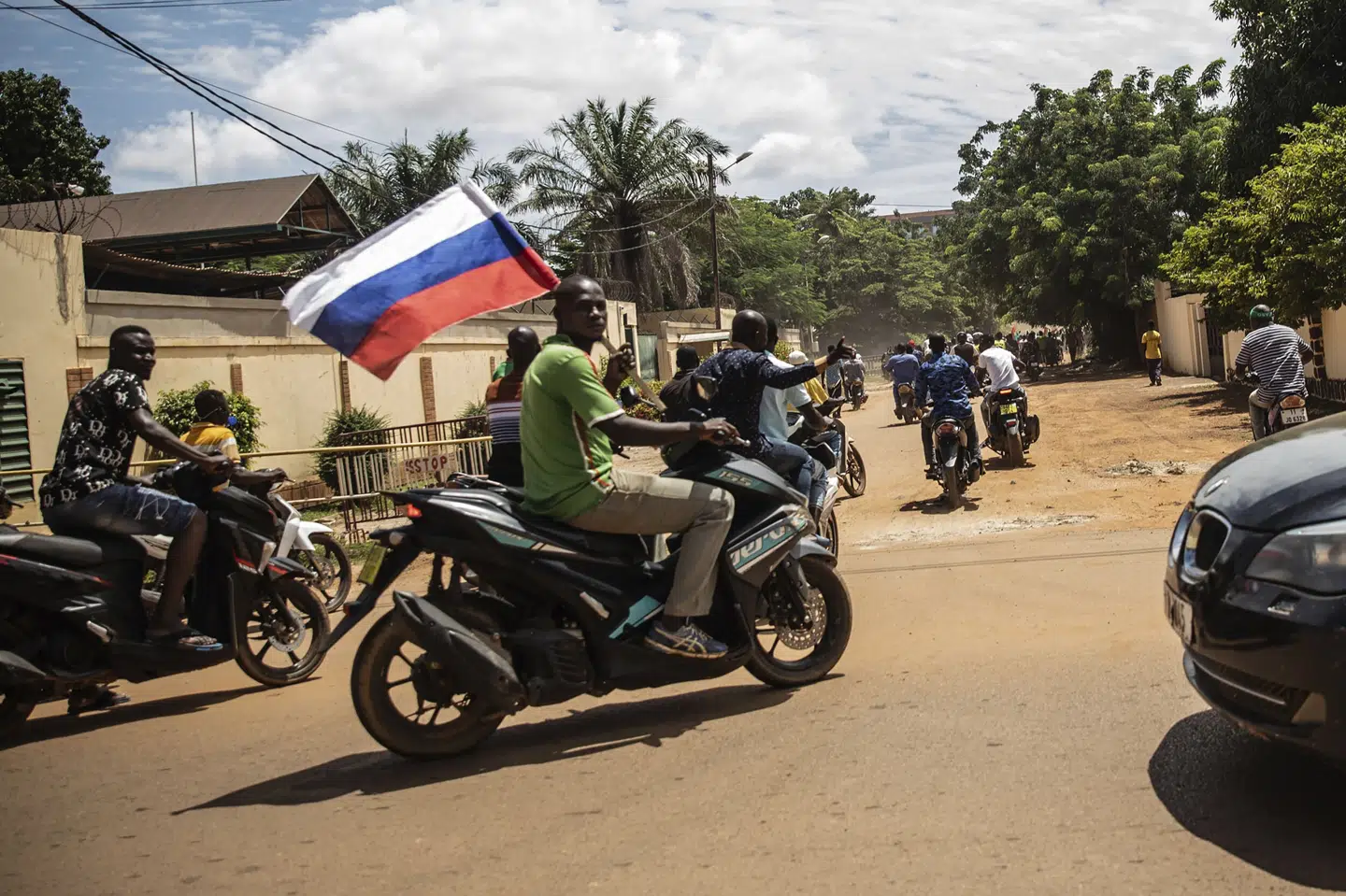 Juntalederen Ibrahim Traorés tilhængere ses her med russiske flag i kølvandet på et kup i efteråret sidste år. Et år senere har militærregeringen selv måttet afværge et kupforsøg, hævder den. (Arkivfoto).