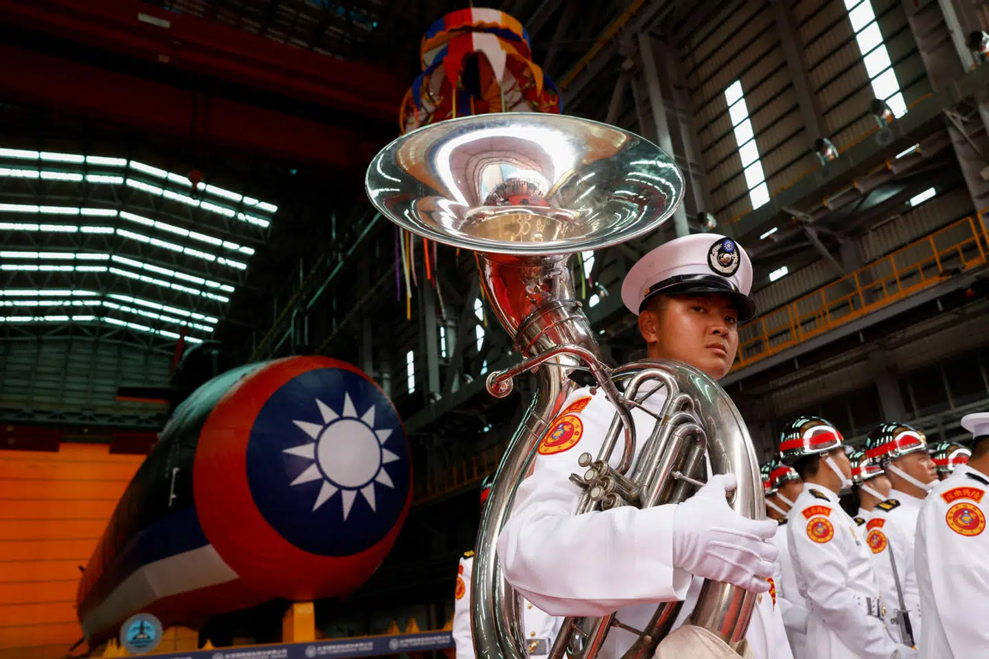 Den nye ubåd blev døbt under en ceremoni, der samtidig er en sejr for Taiwans regering. De har nu sendt et klart signal om, at Kinas pres fører til et større fokus på at forsvare øen, og det er en fortælling, som de uden tvivl vil tage med sig, når de går til valg i januar.