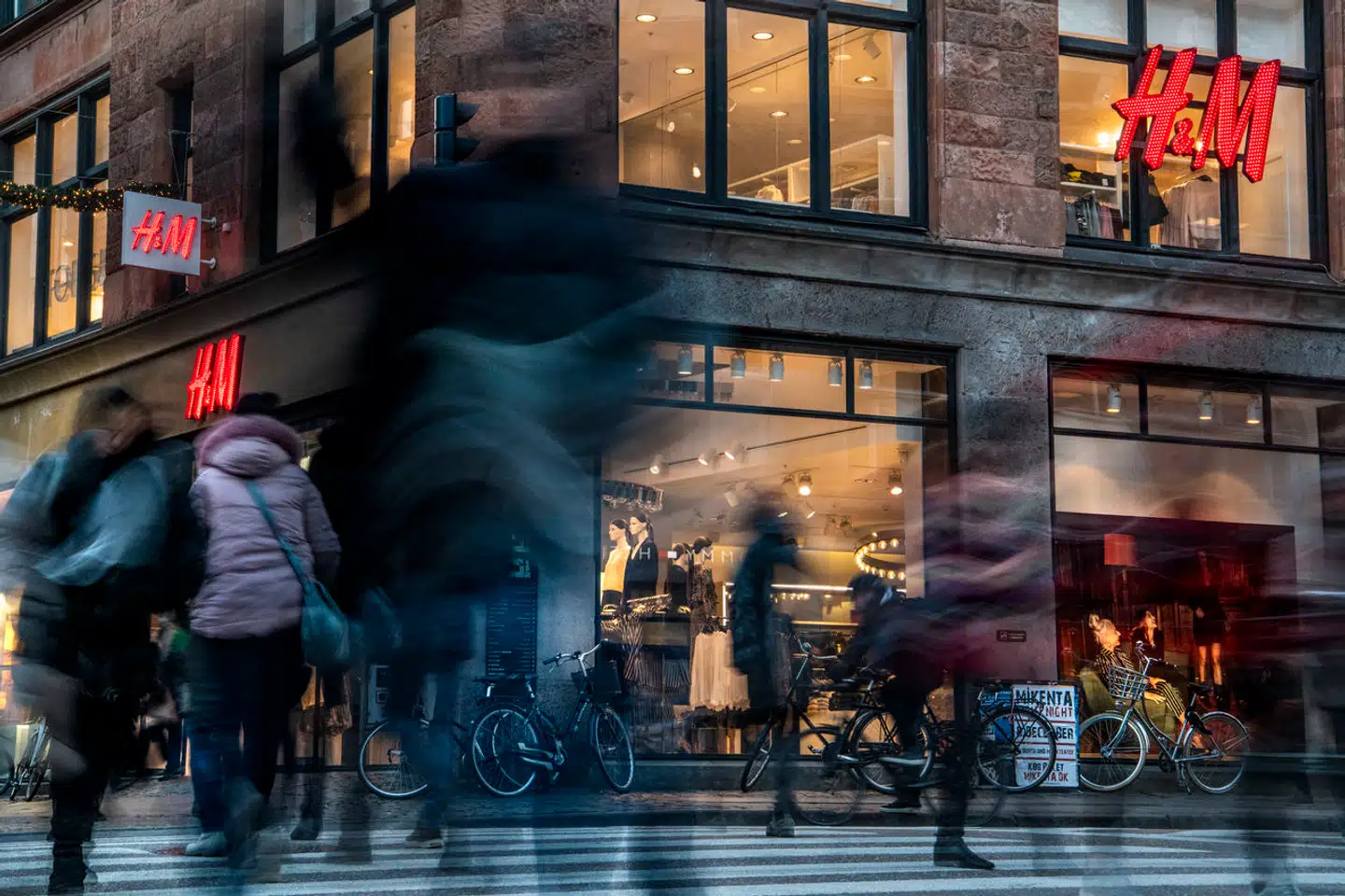 Kunder, der køber varer hos H&M på nettet, vil fremover selv skulle betale, hvis de vil returnere dem igen.