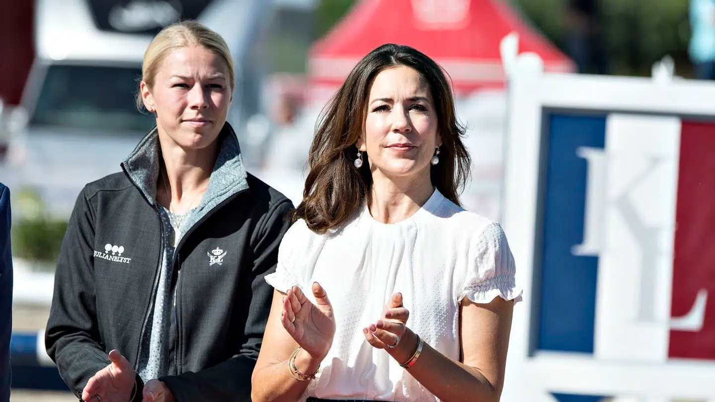 Agnete Kirk Kristiansen sammen med kronprinsesse Mary ved et ridestævne.