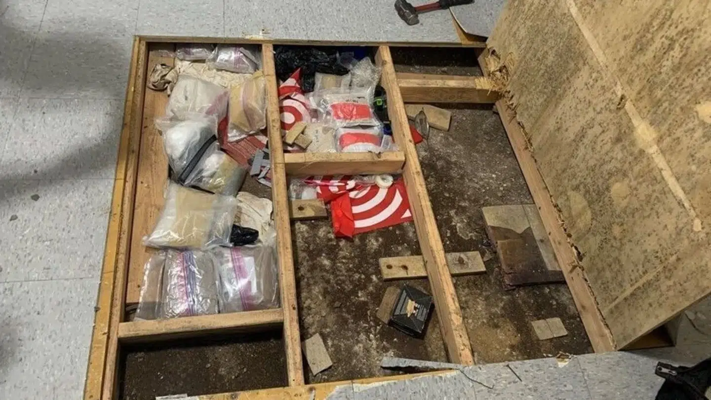 Politiet har offentliggjort dette billede af narkofundet i gulvet. Foto: NYPD