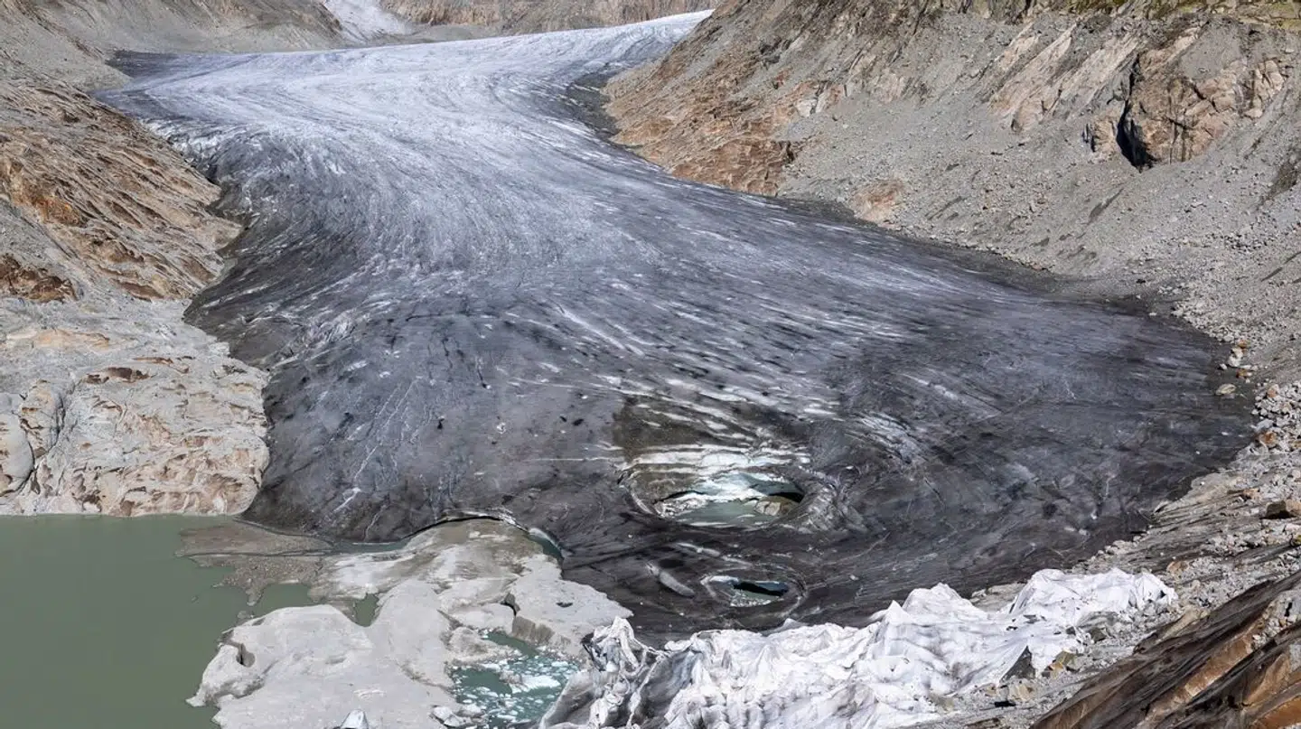 Her ses Rhone-gletsjeren, der ligger i Obergoms i Schweiz og er en af landets mest kendte.