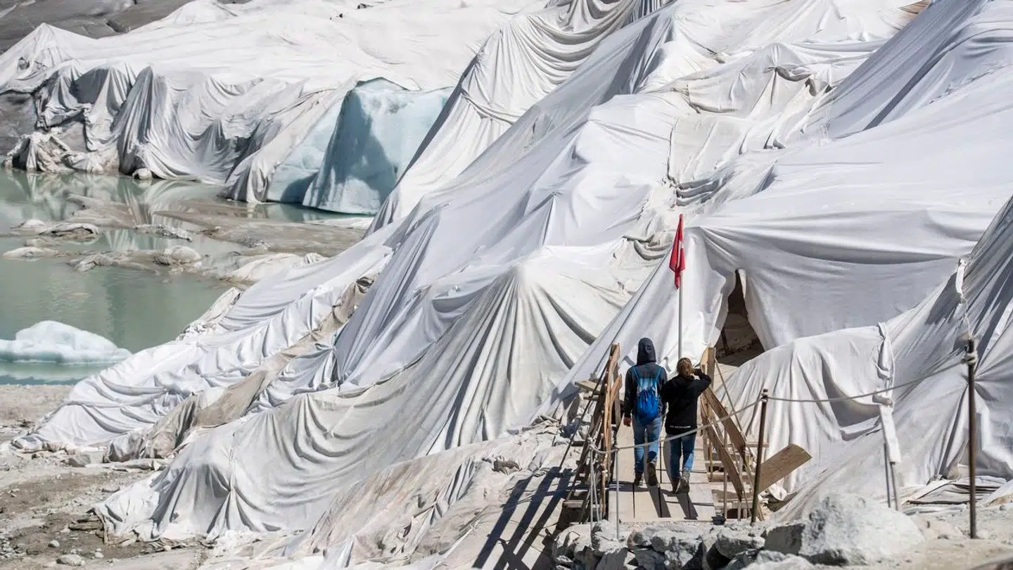 Folk forsøger at beskytte gletsjerene mod sollys ved at pakke dem ind i enten isolerende skum eller en form for tæpper, som man kan lægge over dem.