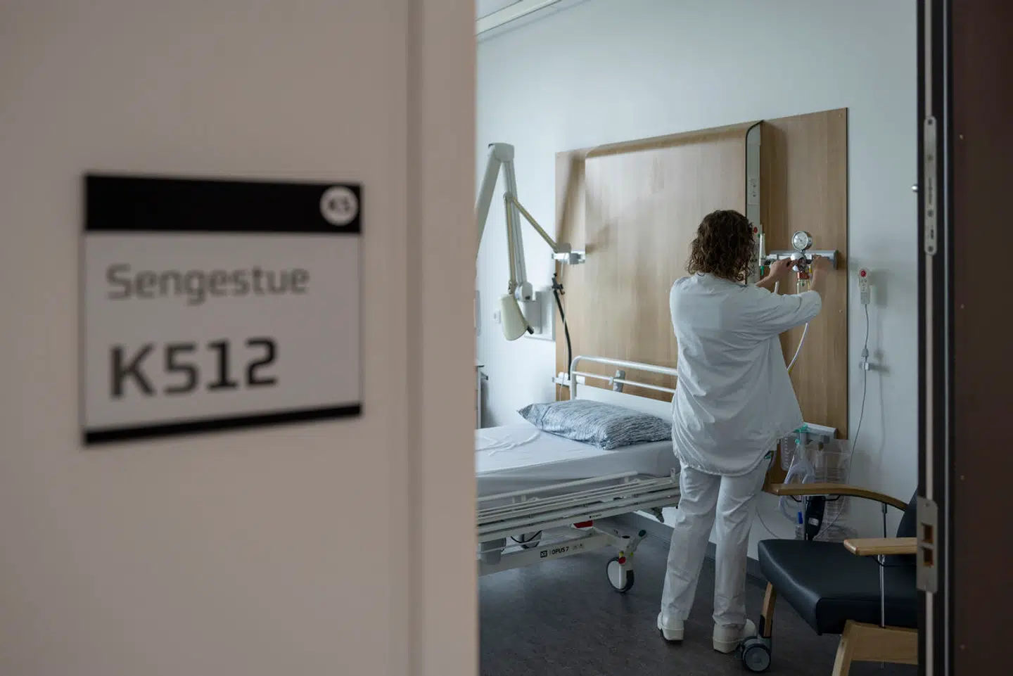 Den nye rapport peger på »alvorlige kapacitetsudfordringer« inden for mellem 24 og 29 lægefaglige specialer (ud af 37) på hospitalerne i Region Midtjylland, og 51 gange i et baggrundspapir bruges ordet »livstruende« om forholdene.