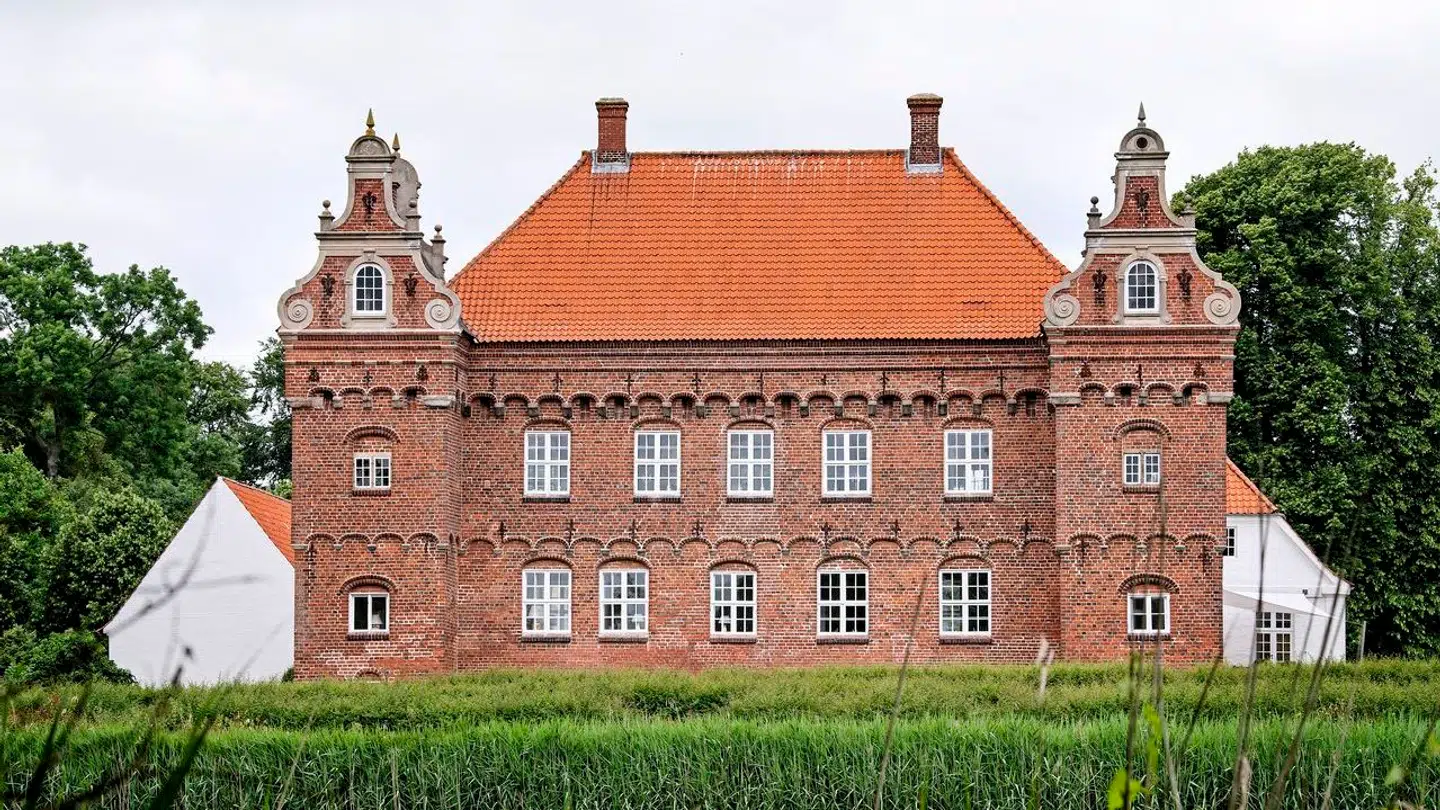 Nakkebølle Gods. Nakkebølle er en herregård i Åstrup Sogn, Faaborg-Midtfyn Kommune. Historisk lå den i Sallinge Herred. Nakkebølle Gods drives som land- og skovbrug og er på 250 hektar, heraf ager 120, skov 20 og sø 110.