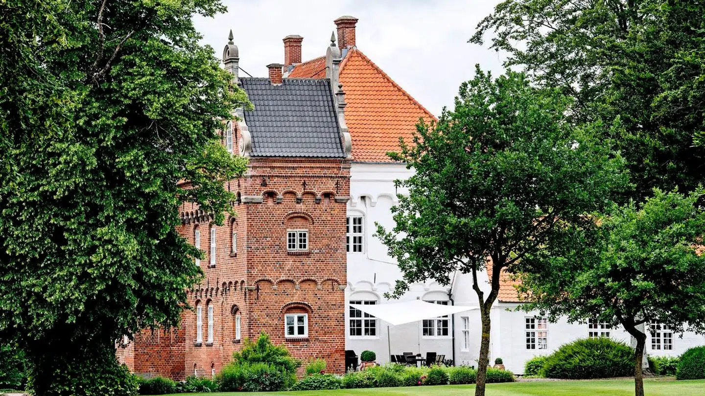 Nakkebølle Gods ligger smukt på Sydfyn.