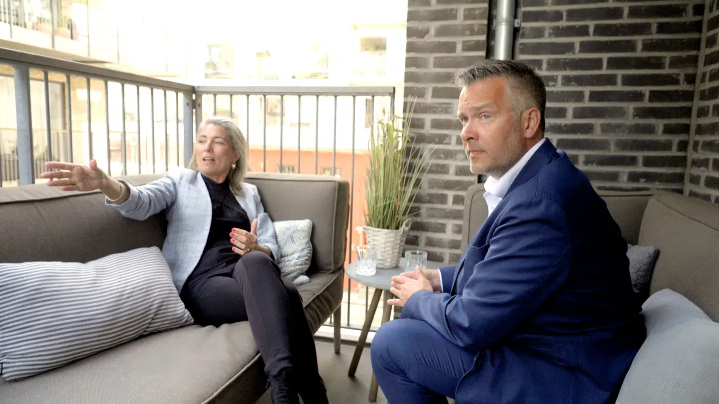 Martin og Pernille begynder at date hinanden i denne uge. Blandt andet, da han er på weekend hos hende i København.