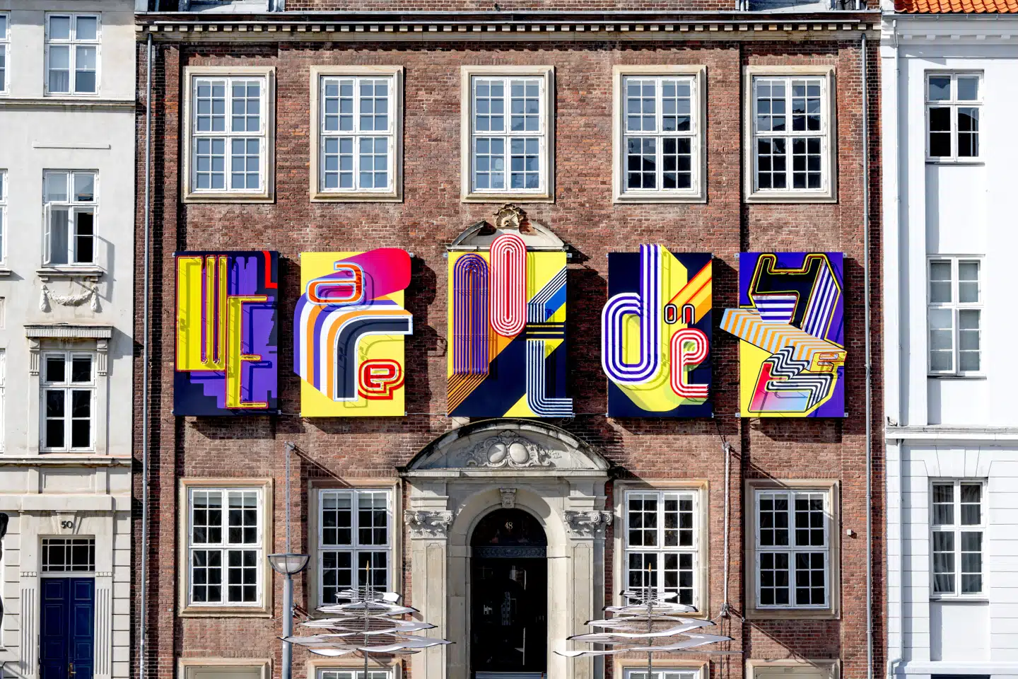 »We are not done yet,« står der på de fem skilte, som kan spille i takt til den besøgendes egen medbragte musik.