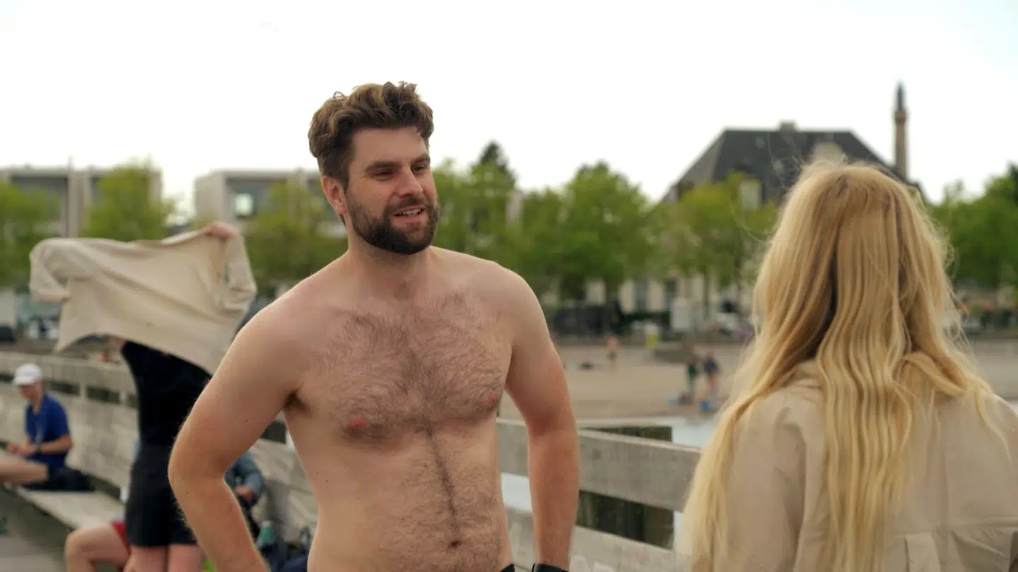 Sara Eckhardt blev mildest talt overrasket, da Rasmus pludselig stod nøgen foran hende.