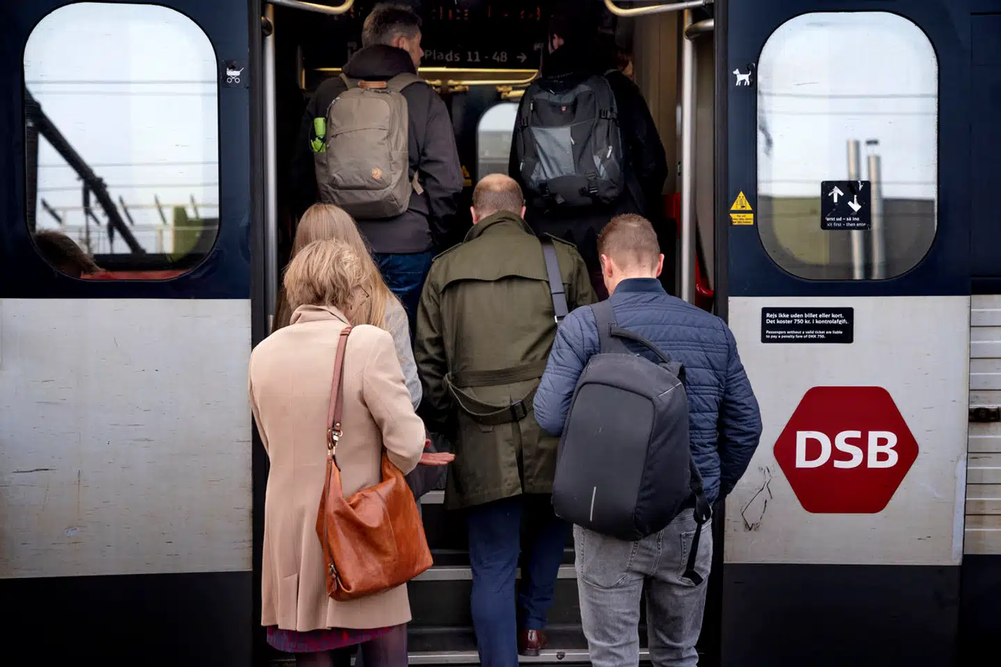 Så mange har oplevet, at deres tog er forsinket, at DSB har måttet udbetale rekordstort beløb i rejsekompensation.