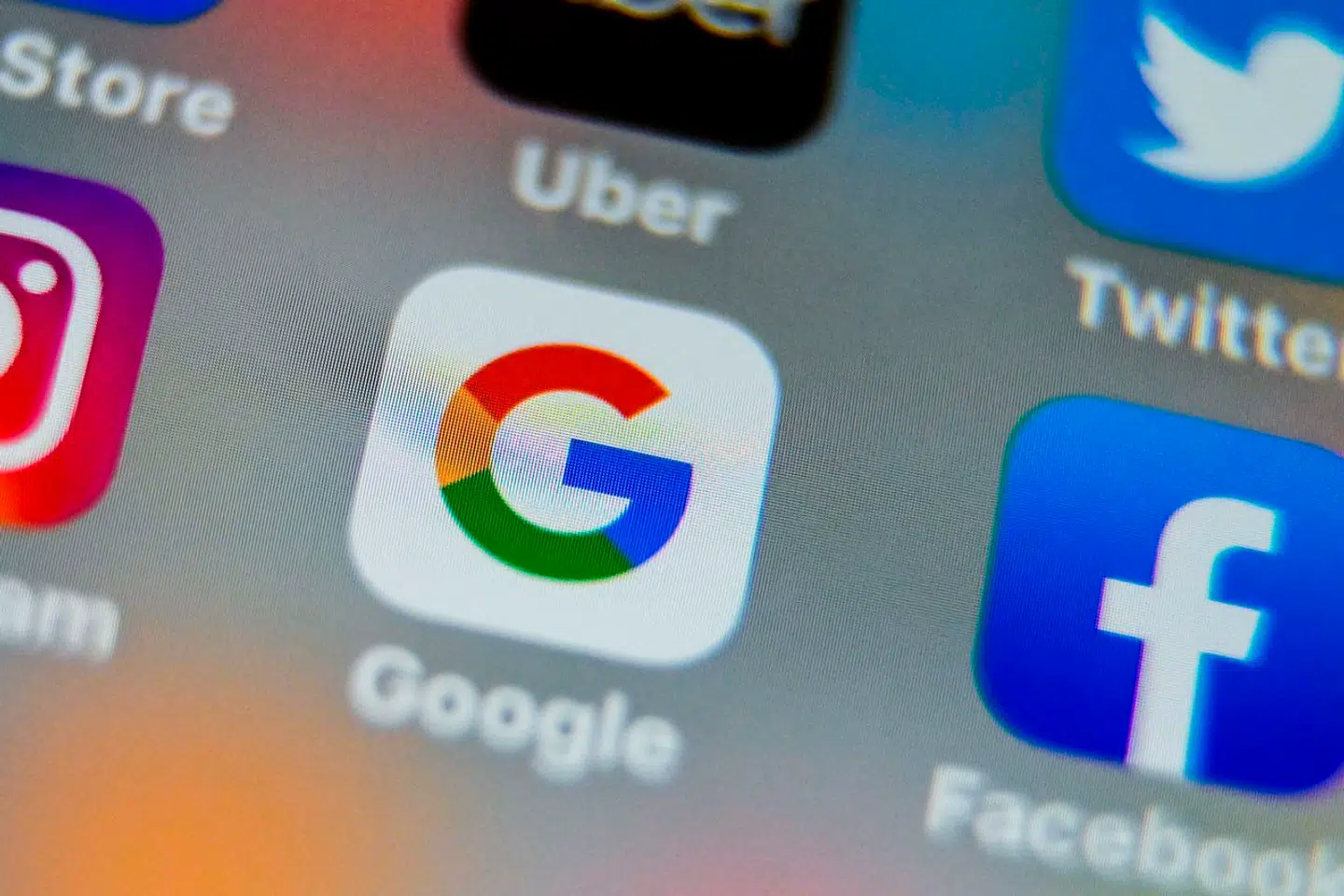 Google betaler typisk mere end ti milliarder dollar (68 milliarder kroner) hvert år for at være standardsøgemaskine på nye telefoner og i internetbrowsere, mener det amerikanske justitsministerium. Alene i 2021 lagde Google 26,3 milliarder dollar for at sikre sin position.