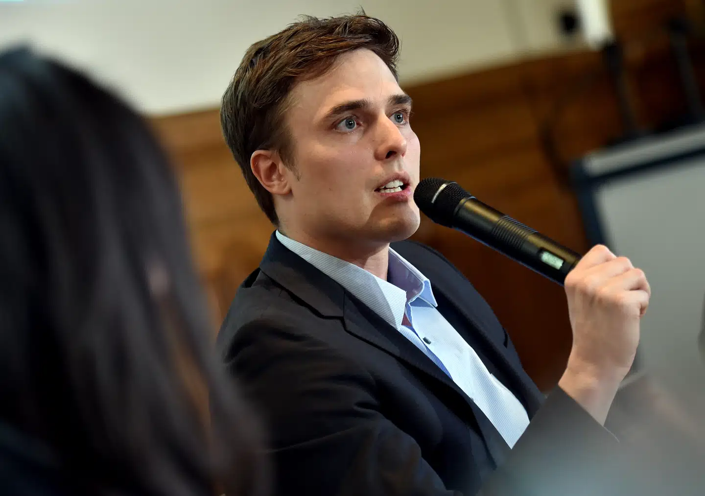 Den tyske journalist Constantin Schreiber har trukket sig fra islamdebatten efter et angreb med lagkage.