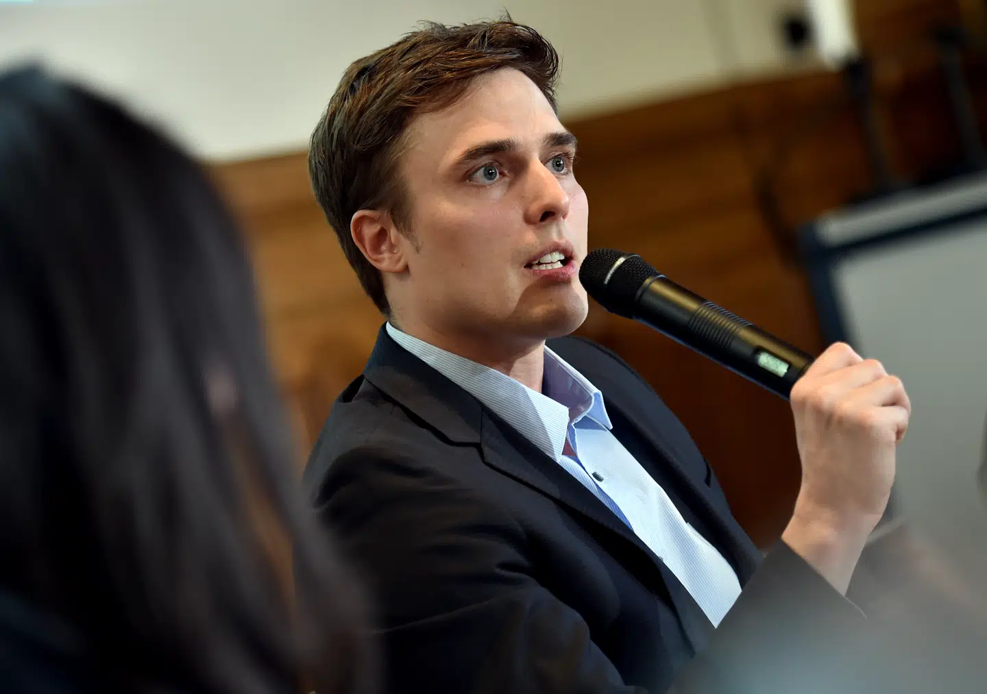 Den tyske journalist Constantin Schreiber har trukket sig fra islamdebatten efter et angreb med lagkage.