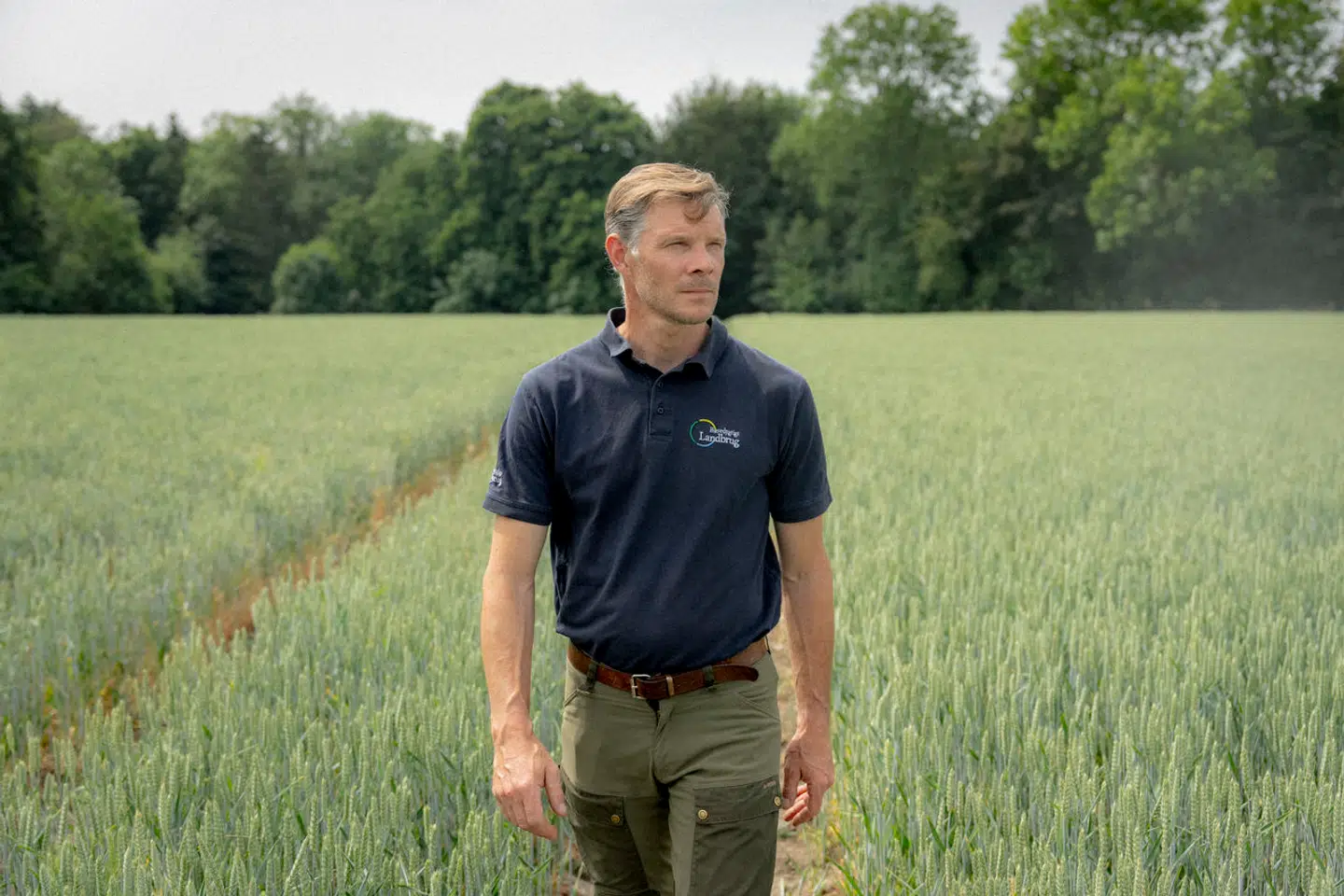 Peter Kiær er formand for foreningen Bæredygtigt Landbrug og landmand på Midtsjælland. Her inspicerer han årets hvede på marken ved Storgaarden.