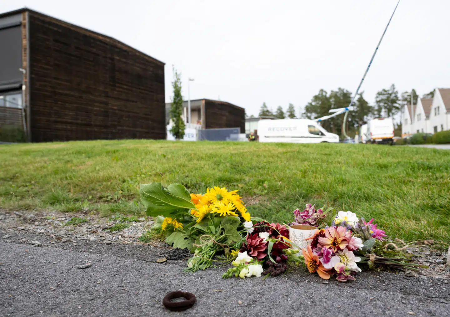 Det seneste offer for bandekrigen var en uskyldig 25-årig kvinde, der blev dræbt ved en sprængning af et hus i en by nord for Uppsala. Målet var, mener politiet, en kvinde, der boede i et nabohus, og som er i familie med et bandemedlem.