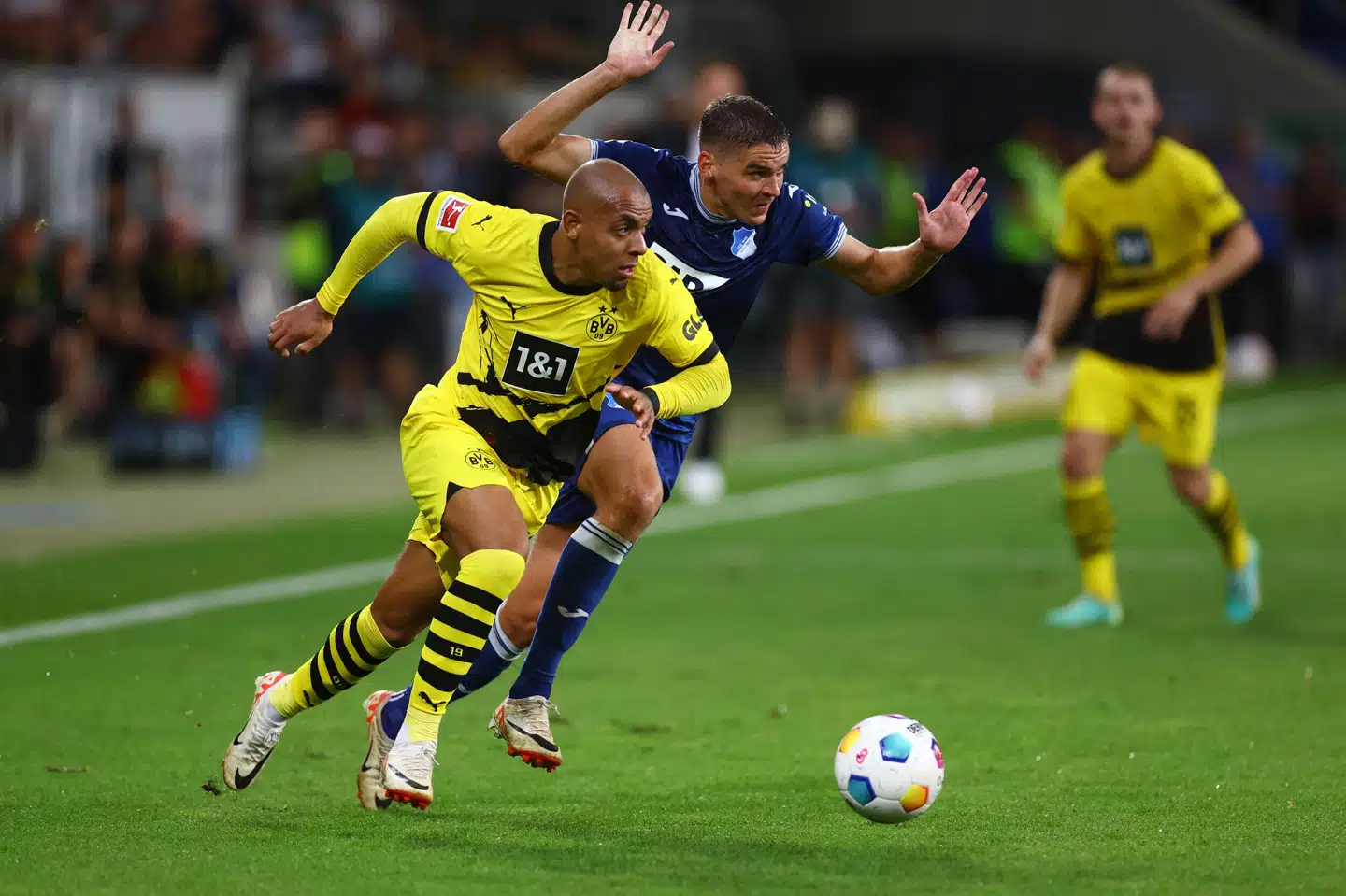 Robert Skov spillede 68 minutter for Hoffenheim mod Dortmund. Her bliver danskeren rundet af gæsternes Donyell Malen.