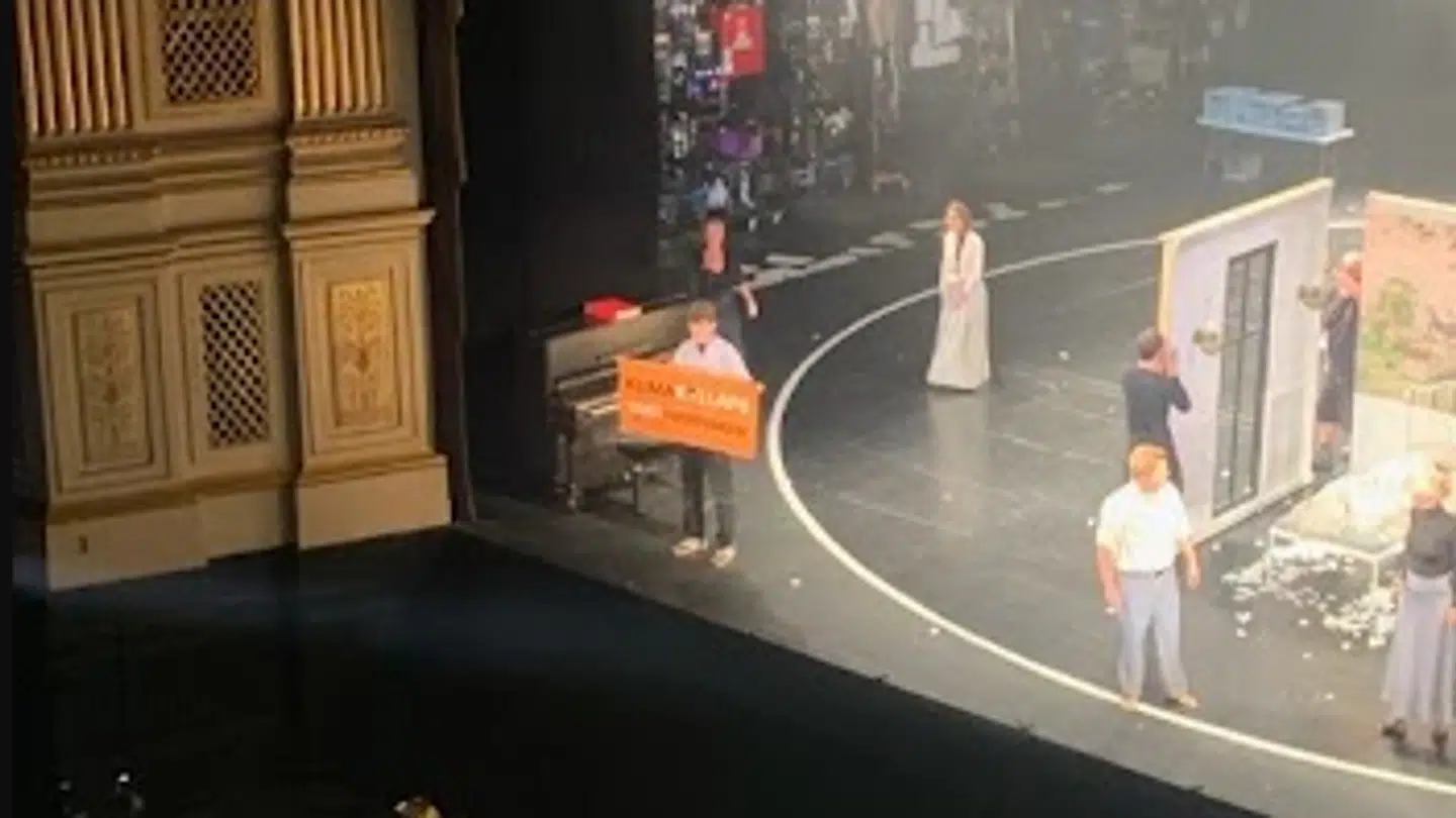 Aktvisten kom op på scenen via orkestergraven.