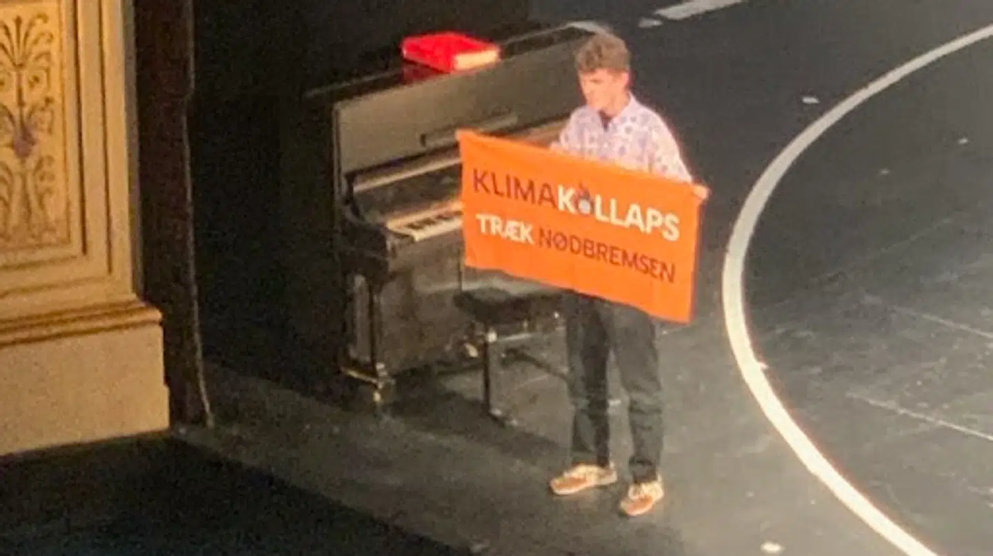 Aktivisten afbrød forestillingen med dette banner.
